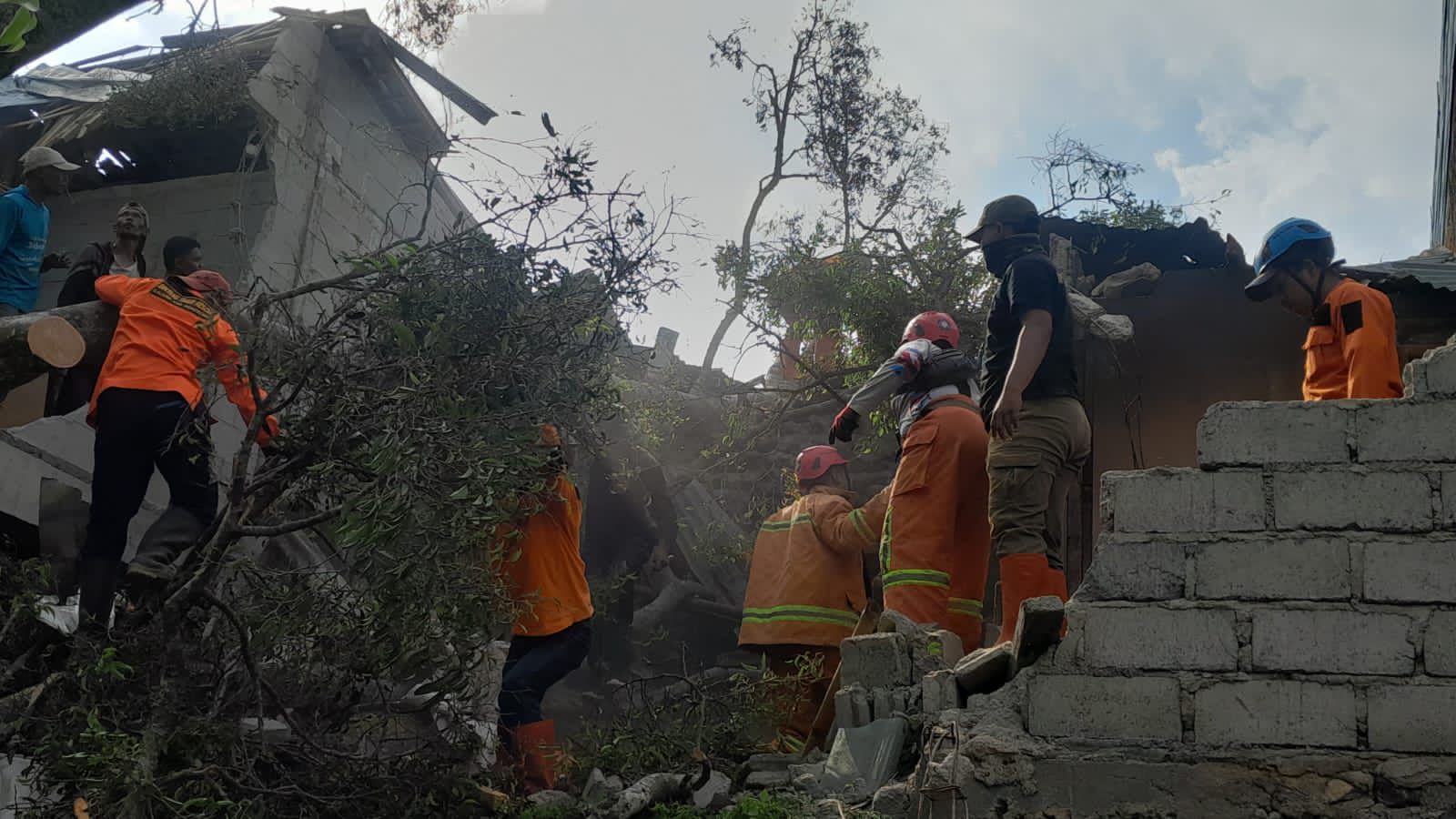 POHON TUMBANG TIMPA EMPAT RUMAH WARGA DI KERTEK  lokasi : Wonosobo