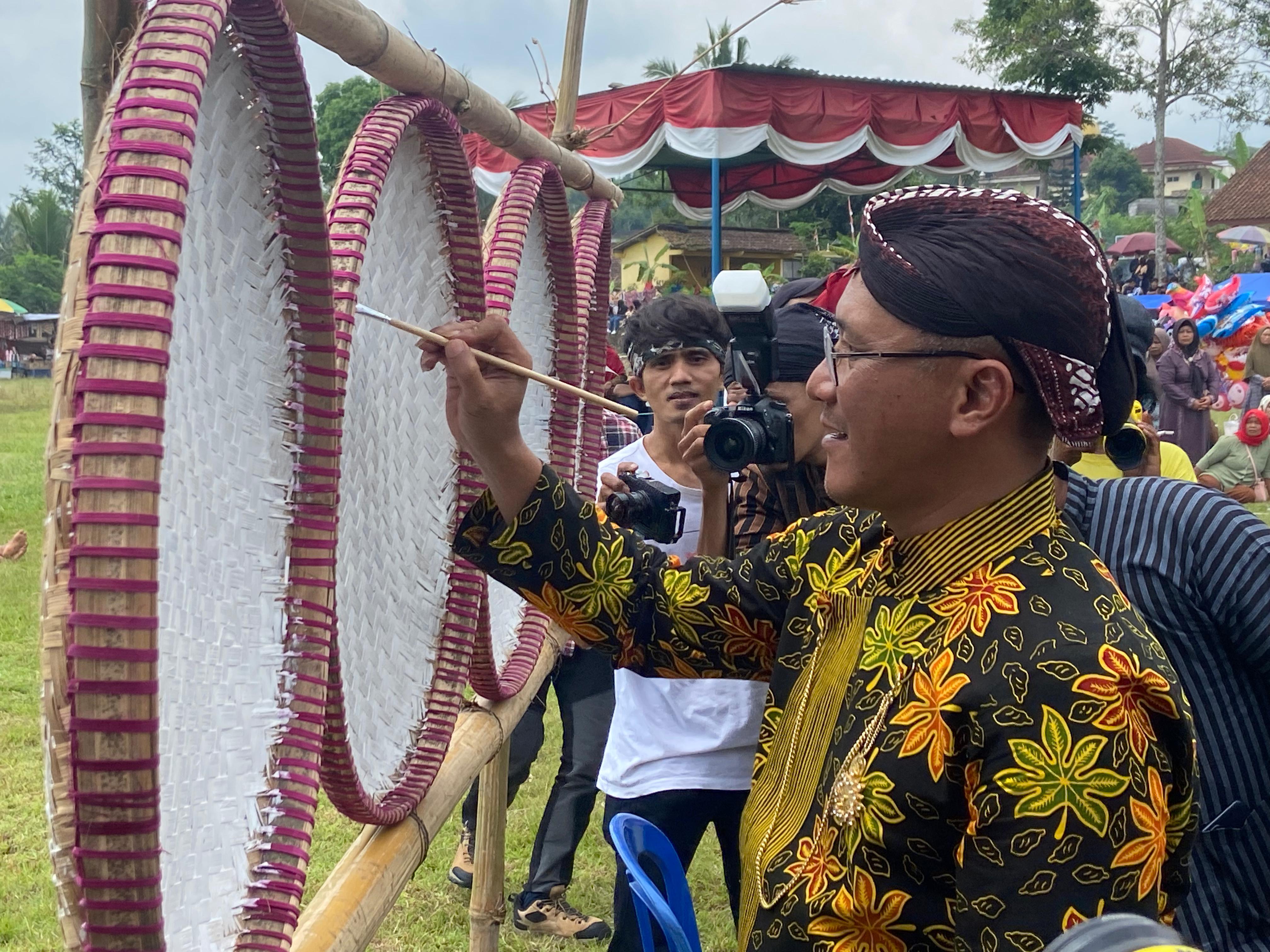 TRADISI MOMONGI TAMPAH, UNGKAPAN SYUKUR DAN HARAPAN PENGRAJIN BAMBU DESA WARANGAN