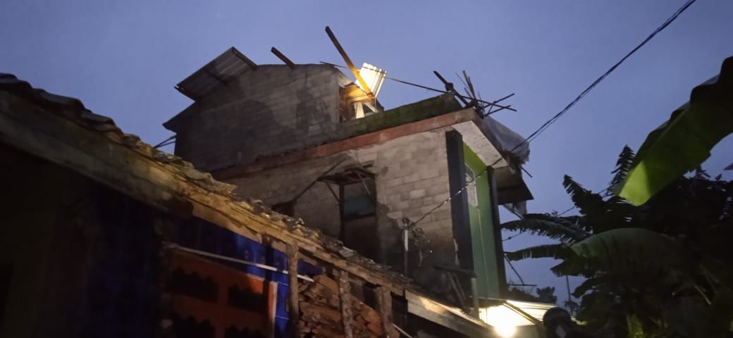 PULUHAN RUMAH WARGA RUSAK AKIBAT HUJAN DAN ANGIN KENCANG DI ROPOH KEPIL