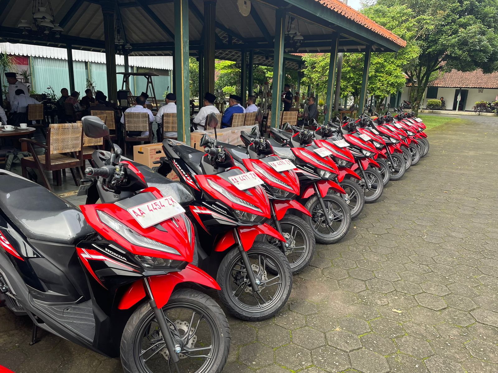PEMKAB SERAHKAN MOTOR DINAS UNTUK KUA DI SELURUH WONOSOBO