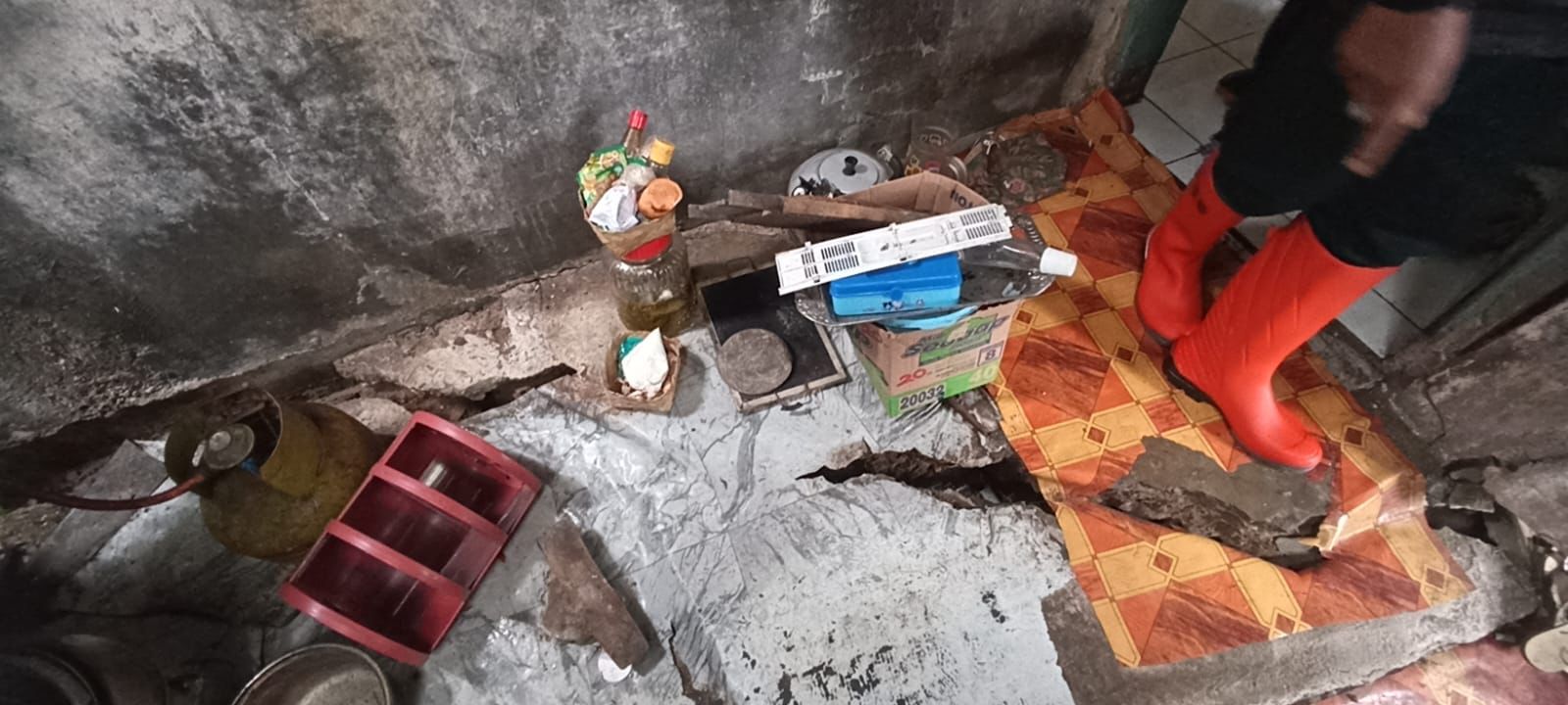 DRAINASE MELUAP SEBABKAN SATU RUMAH WARGA RETAK