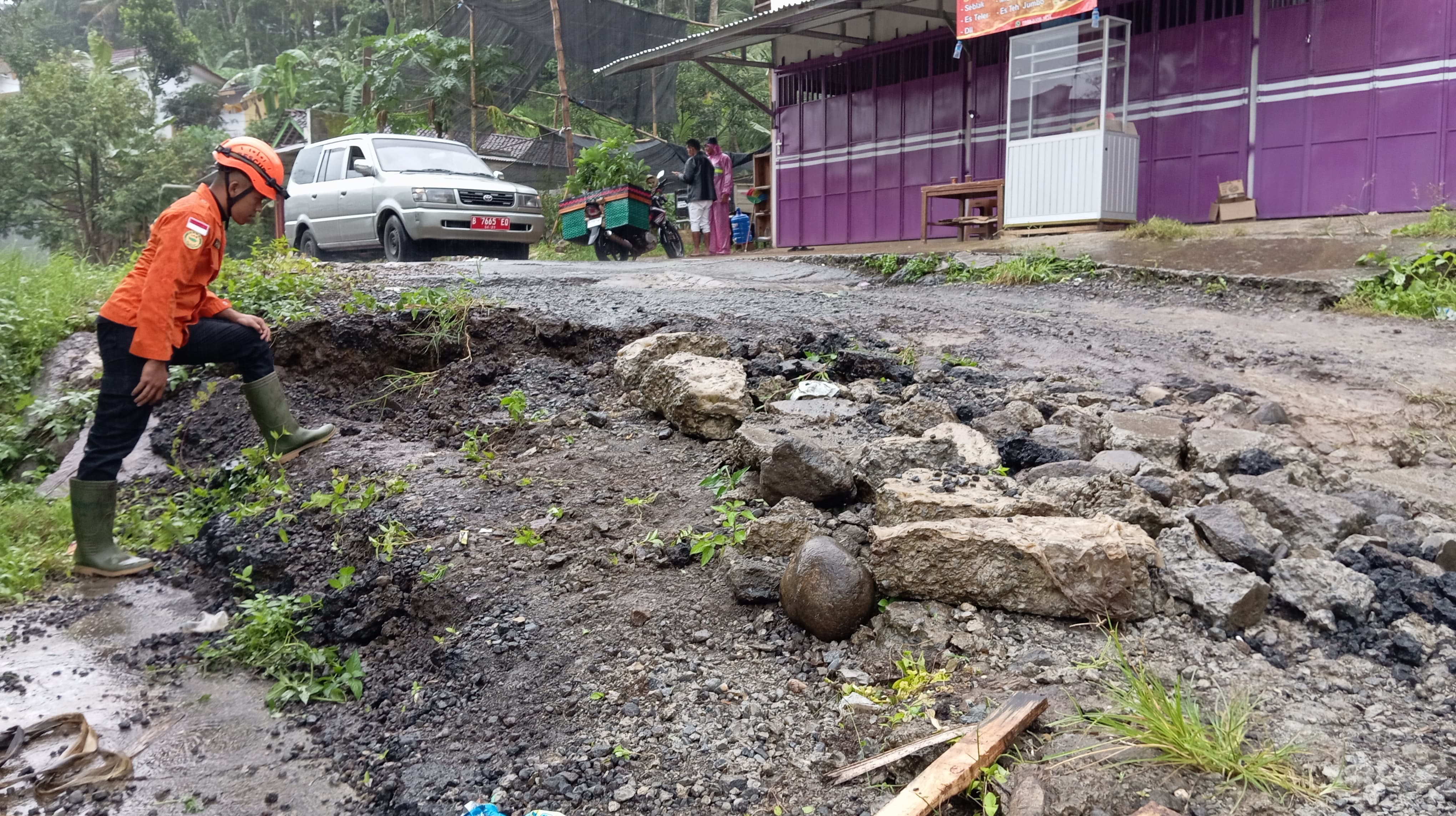 TANAH GERAK DI KALIWIRO SEBABKAN KERUSAKAN INSFRASTRUKTUR