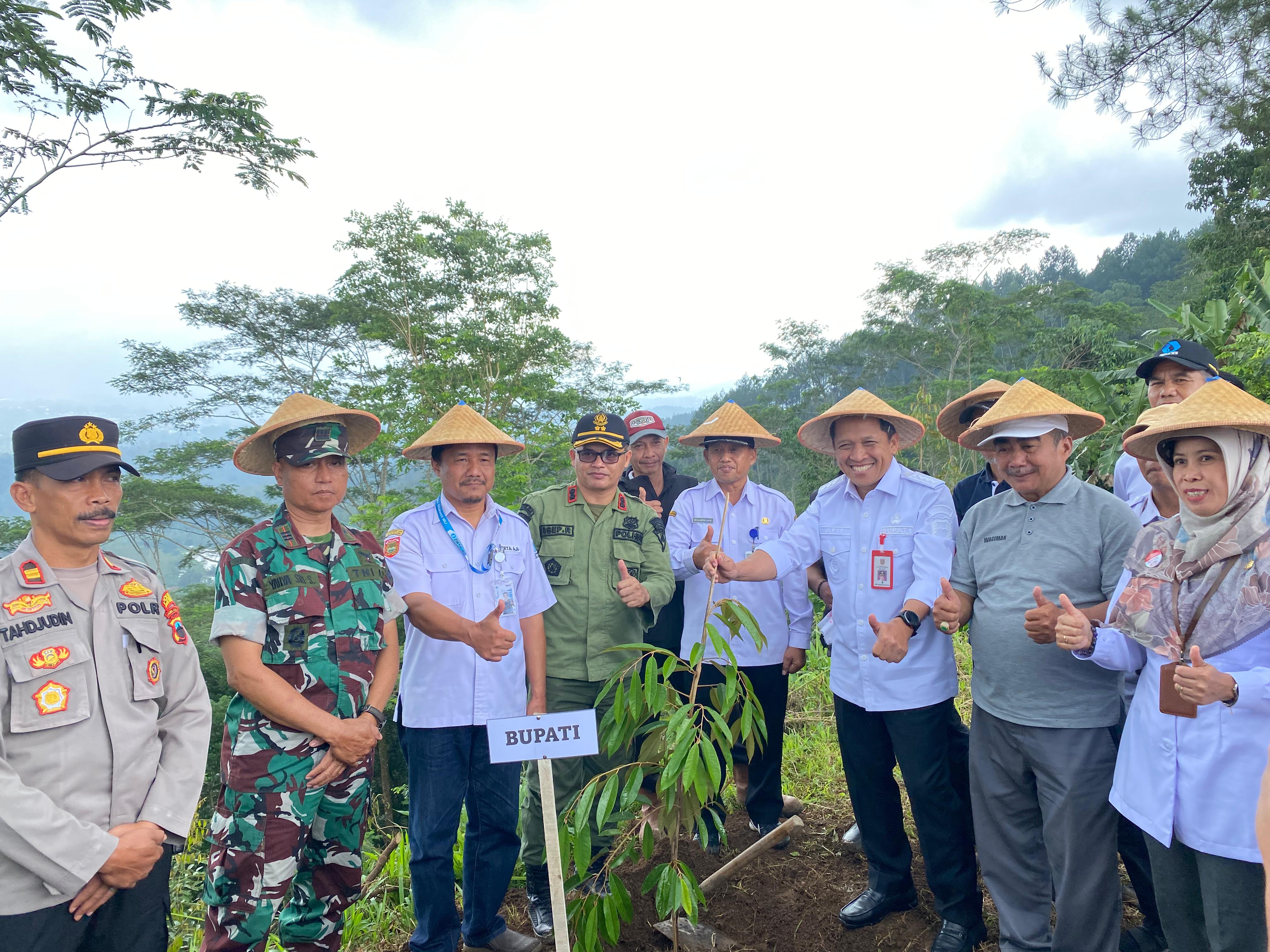 PENANAMAN POHON DI GUNUNG BESER DIHARAPKAN TURUT JAGA KEBERLANGSUNGAN MATA AIR