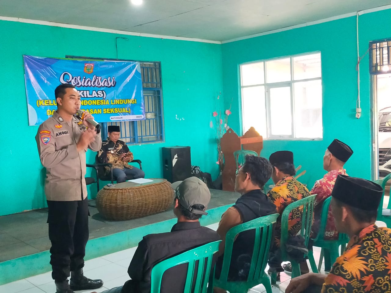 BHABINKAMTIBMAS BATURSARI BERI EDUKASI KEPADA KETUA RW DAN RT TERKAIT KEKERASAN SEKSUAL