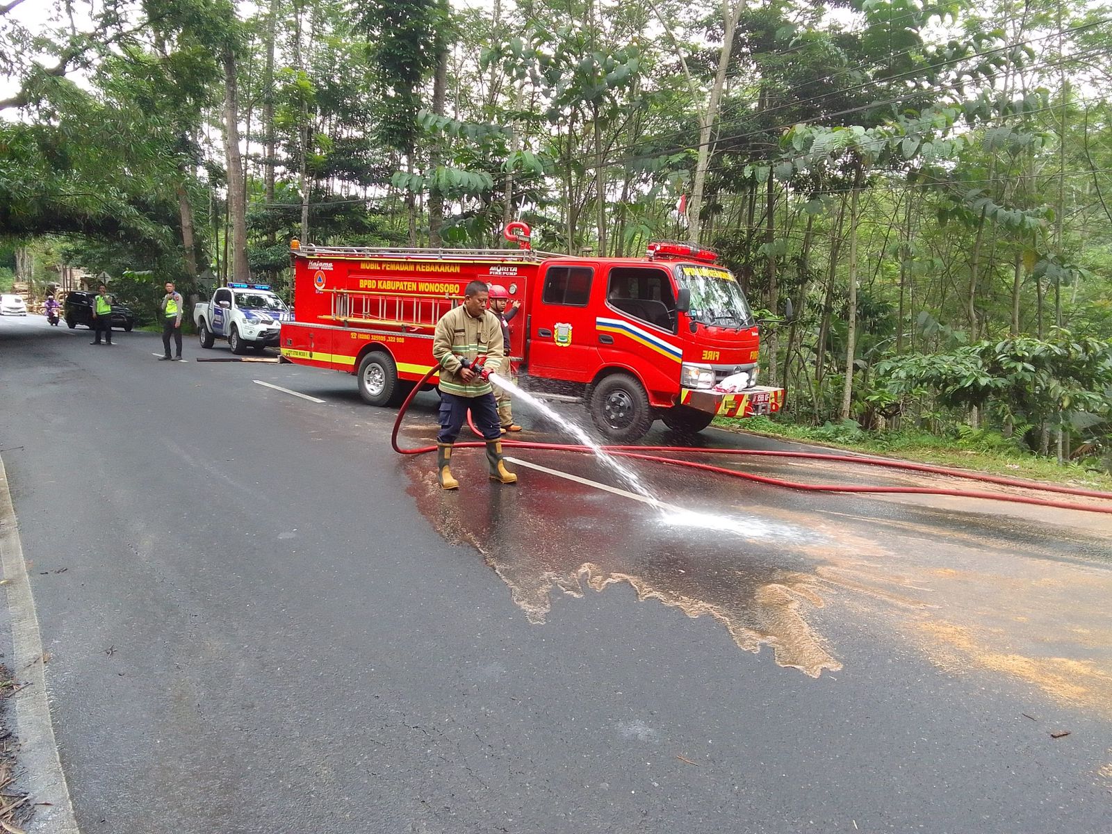 SEJUMLAH KENDARAAN TERGELINCIR AKIBAT TUMPAHAN SOLAR DI SAPURAN