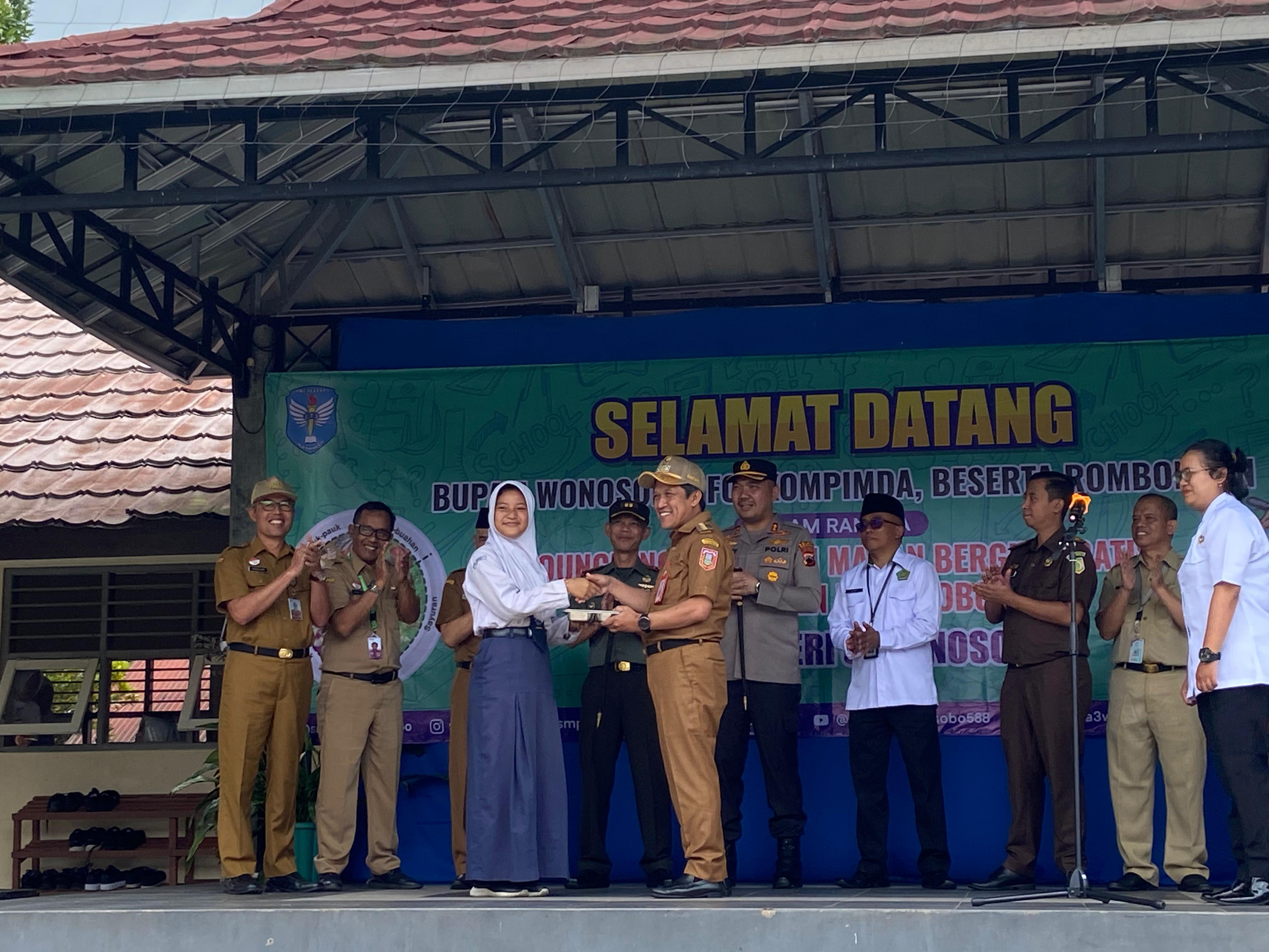 WONOSOBO LUNCURKAN PROGRAM MAKAN BERGIZI GRATIS