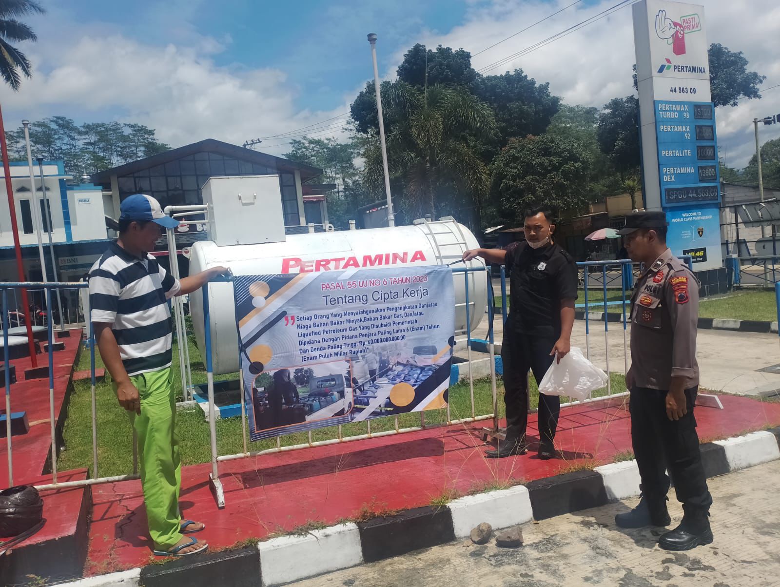 BANNER HIMBAUAN LARANGAN ANGKUT BBM ILEGAL DIPASANG UNTUK INGATKAN MASYARAKAT