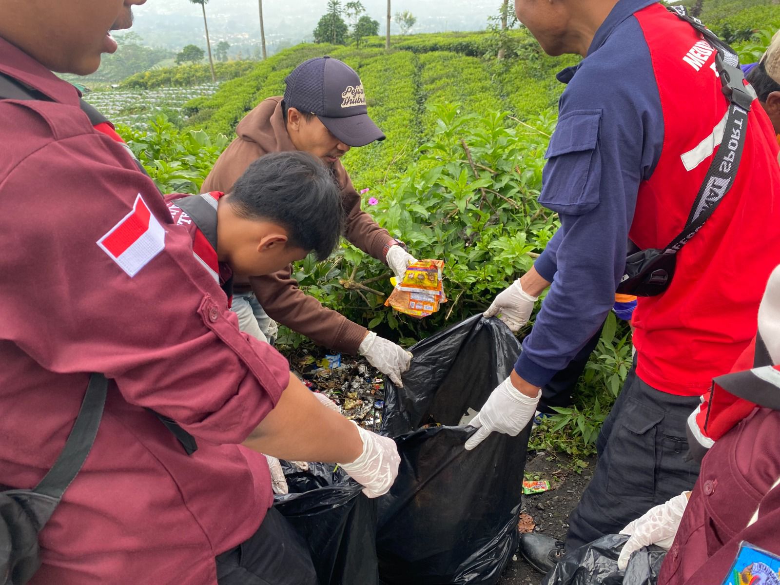 OEMAH ALAM MANDALA GELAR AKSI BERSIH-BERSIH DI DALAN ANYAR
