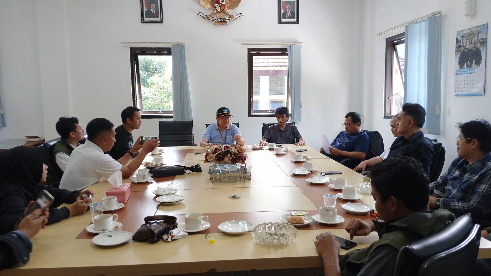 RAYAKAN HUT KE-49, TIRTA AJI BAGI-BAGI TIKET UMROH