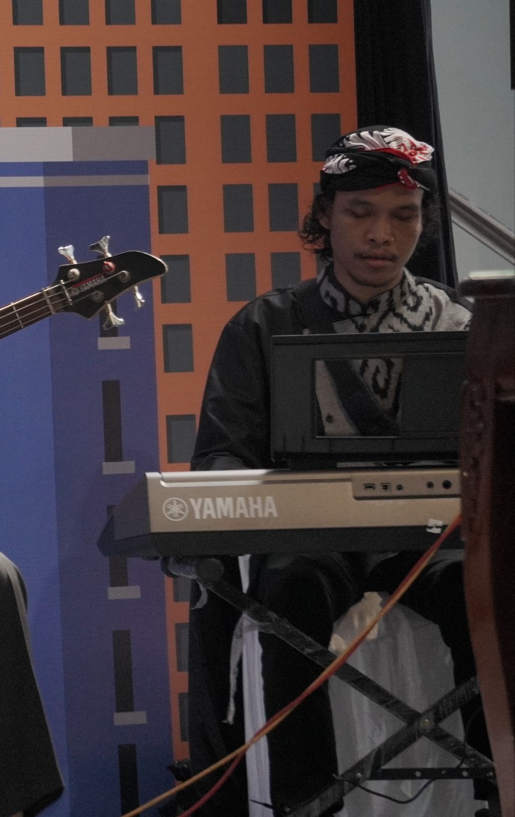 MELIHAT DUNIA LEWAT NADA, KISAH INSPIRATIF SUBHAN TEMAN NETRA YANG PIAWAI MAIN PIANO