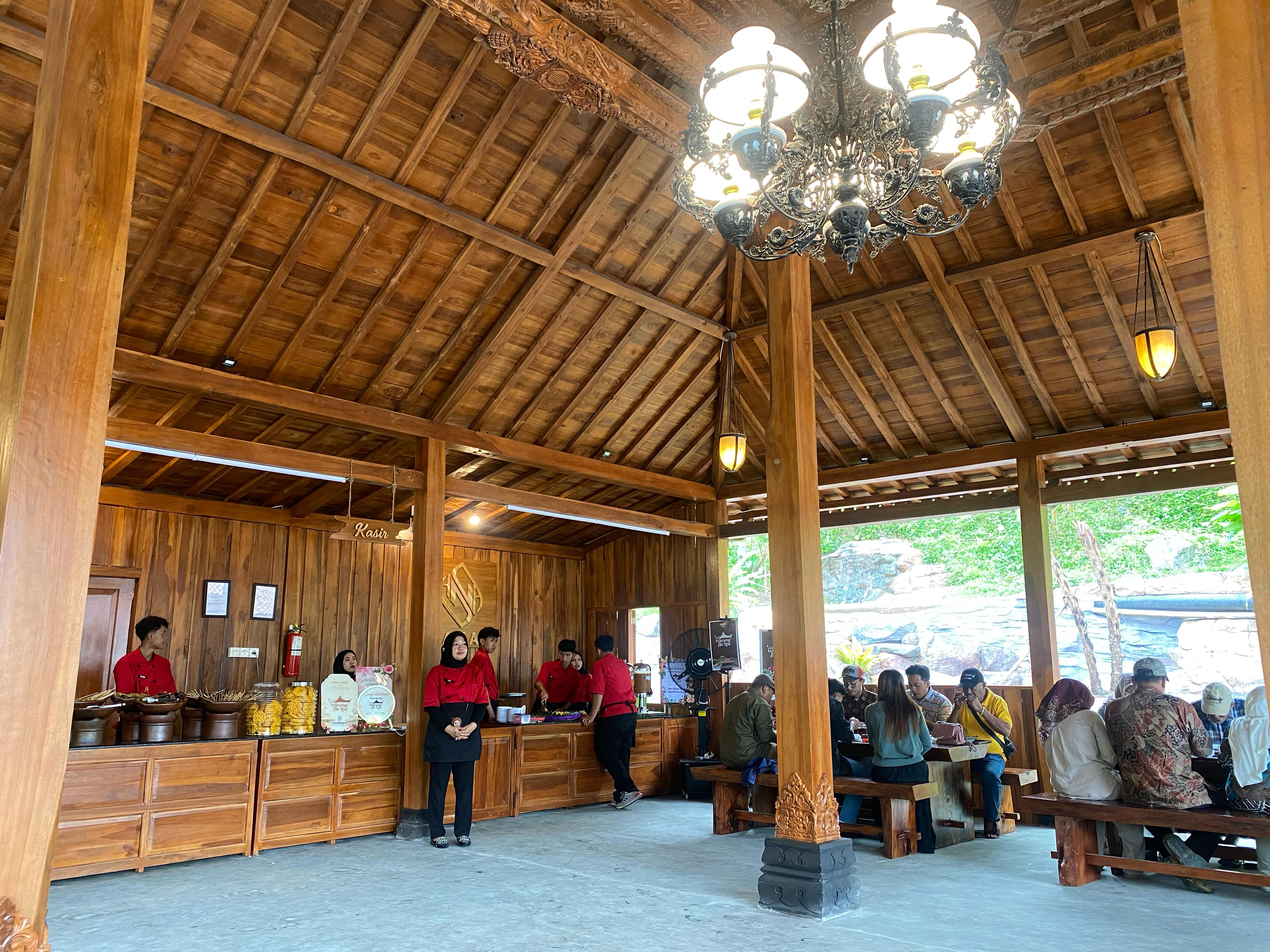 Sajikan Kuliner Istimewa Bertema Joglo di Tepi Sungai Serayu, Waroeng Makan Bu Ana Siap Sambut Pengunjung