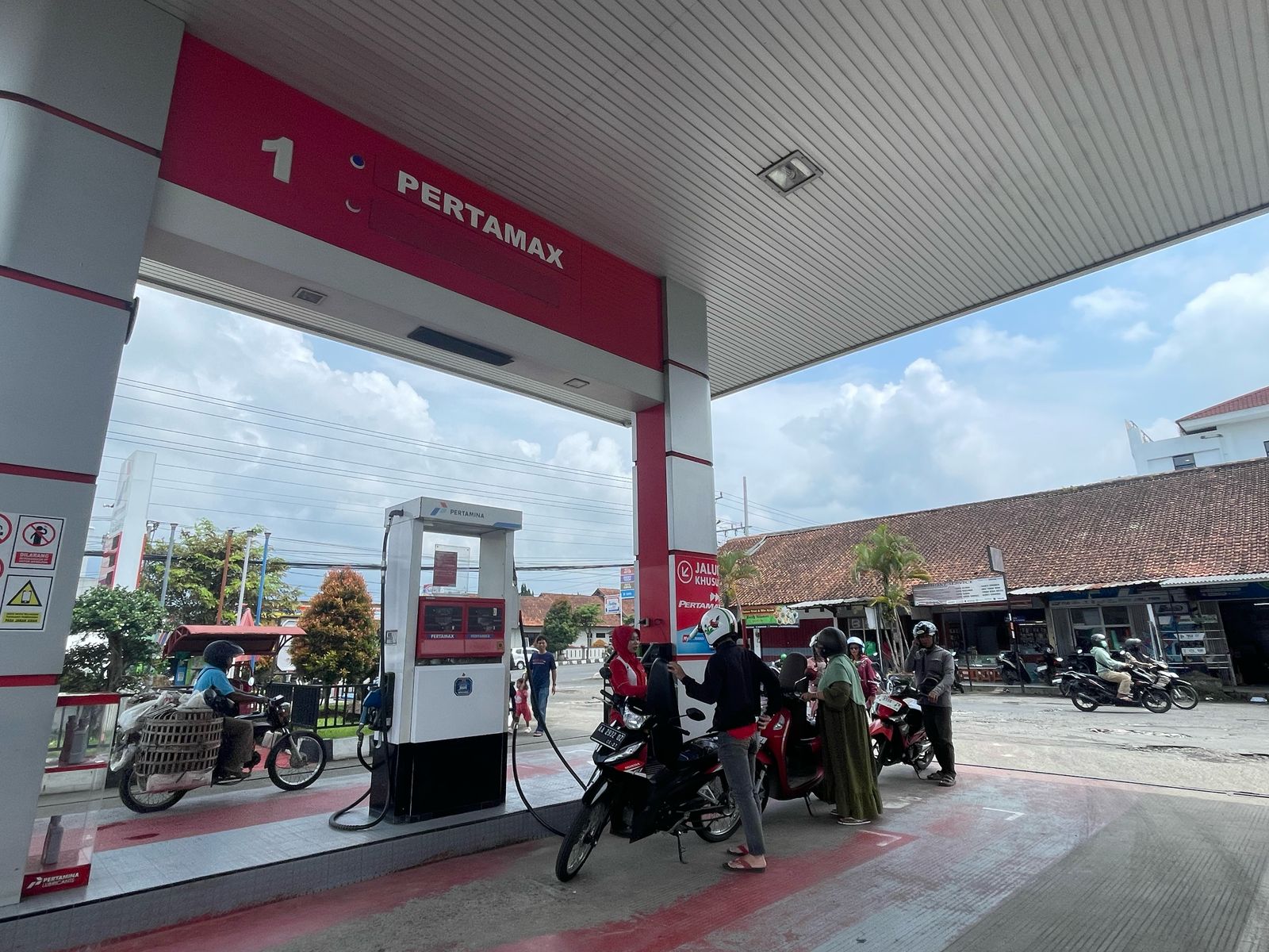 PENJUALAN PERTAMAX SPBU SAPEN STABIL DI TENGAH KASUS DUGAAN OPLOSAN BBM