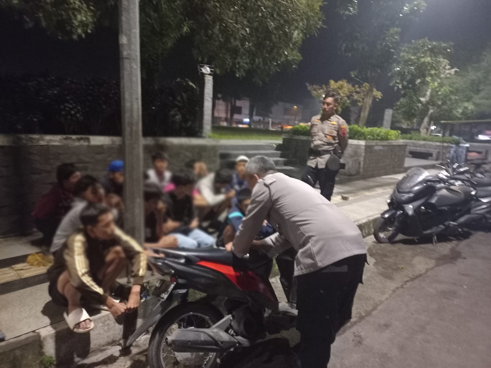 POLSEK SAPURAN AMANKAN 15 REMAJA PERANG SARUNG