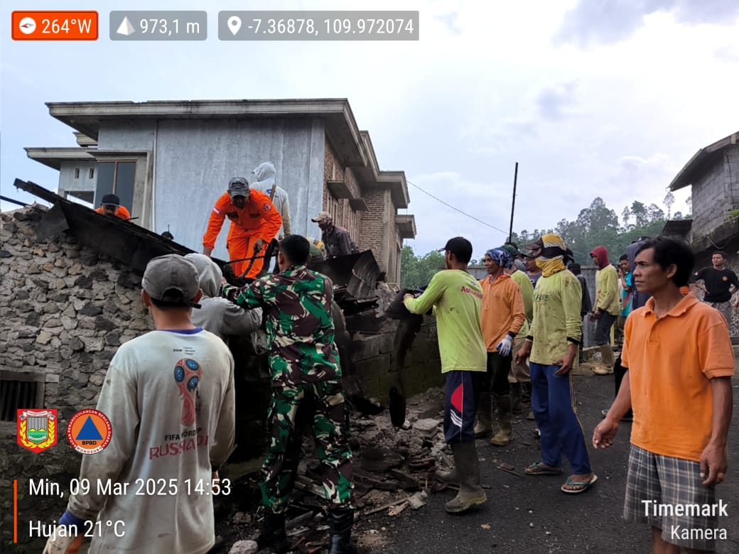 PUTING BELIUNG DI KERTEK SEBABKAN BELASAN RUMAH ALAMI KERUSAKAN