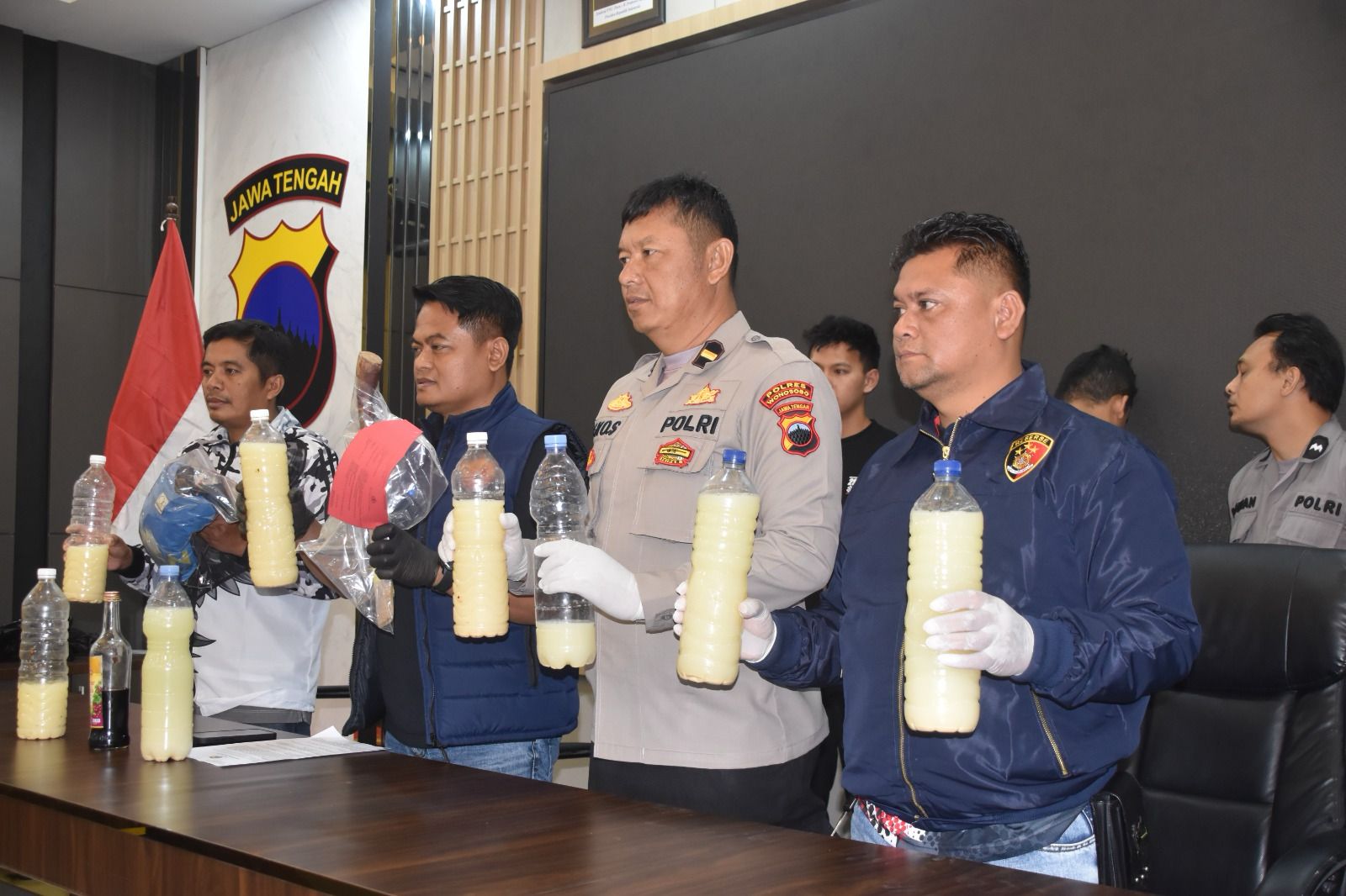 POLISI BERHASIL AMANKAN PRIA MABUK BERSAJAM YANG VIRAL DI MEDIA SOSIAL