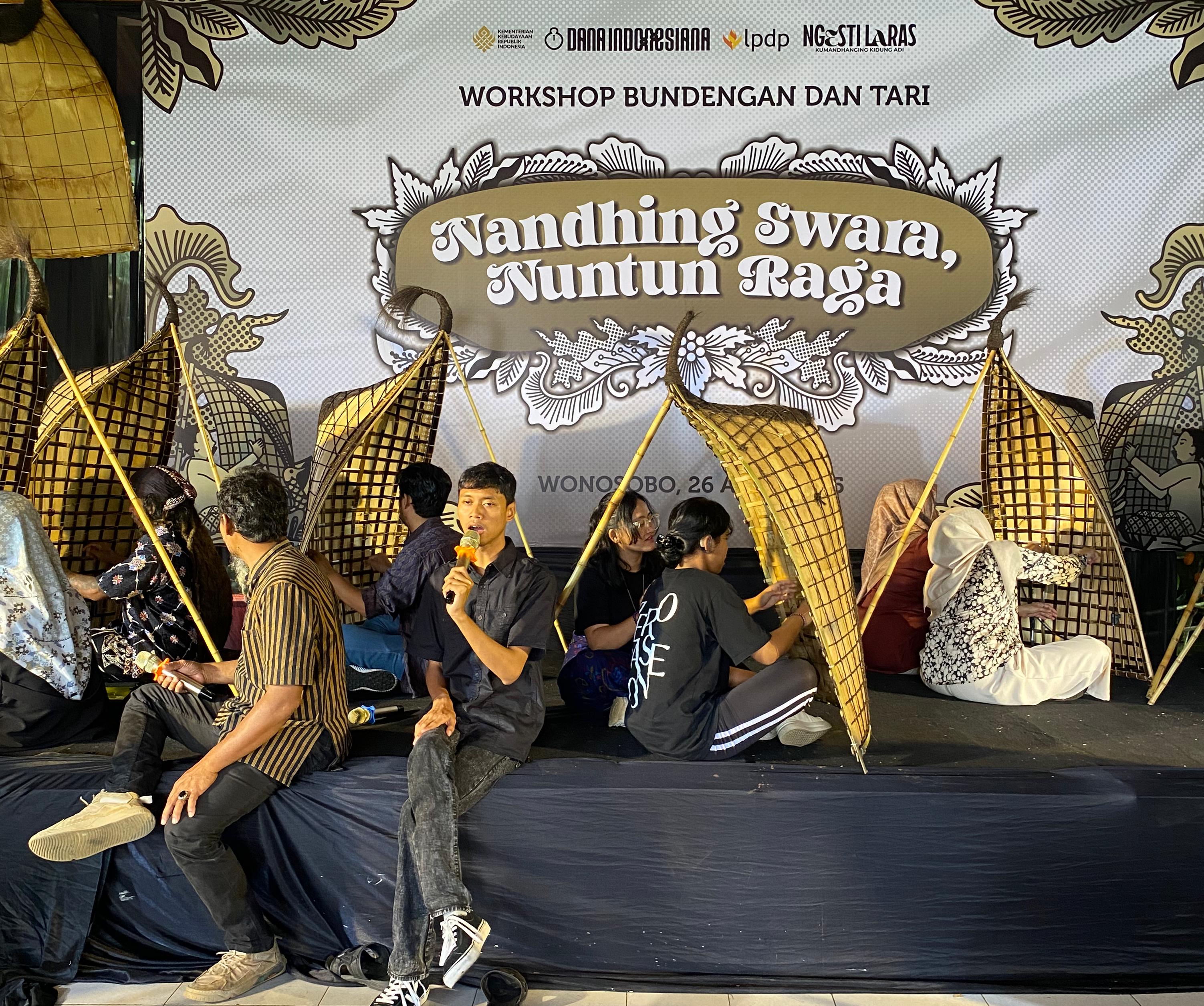 NANDING SWARA NUNTUN RAGA UPAYA YAYASAN NGESTI LARAS LESTARIKAN BUNDENGAN DAN TARI TOPENG LENGGER