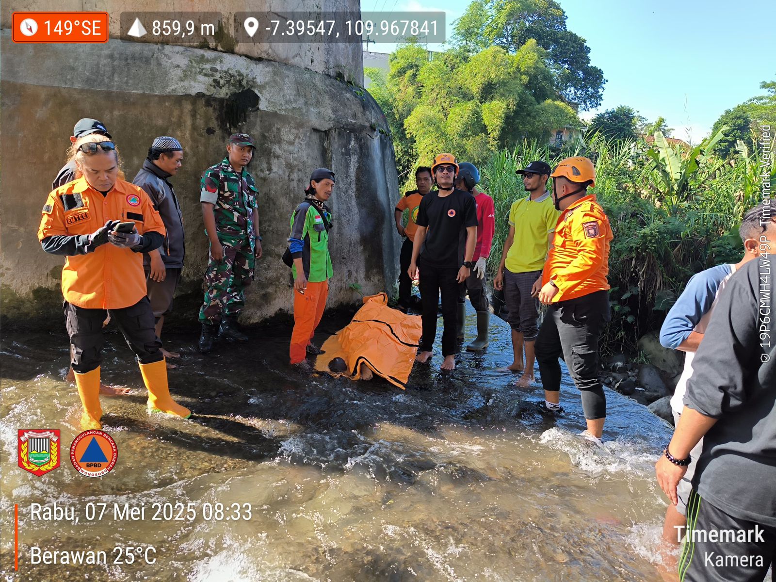 WARGA MADURETNO DITEMUKAN TEWAS DIDUGA TERJATUH DARI JEMBATAN KALI BEGALUH