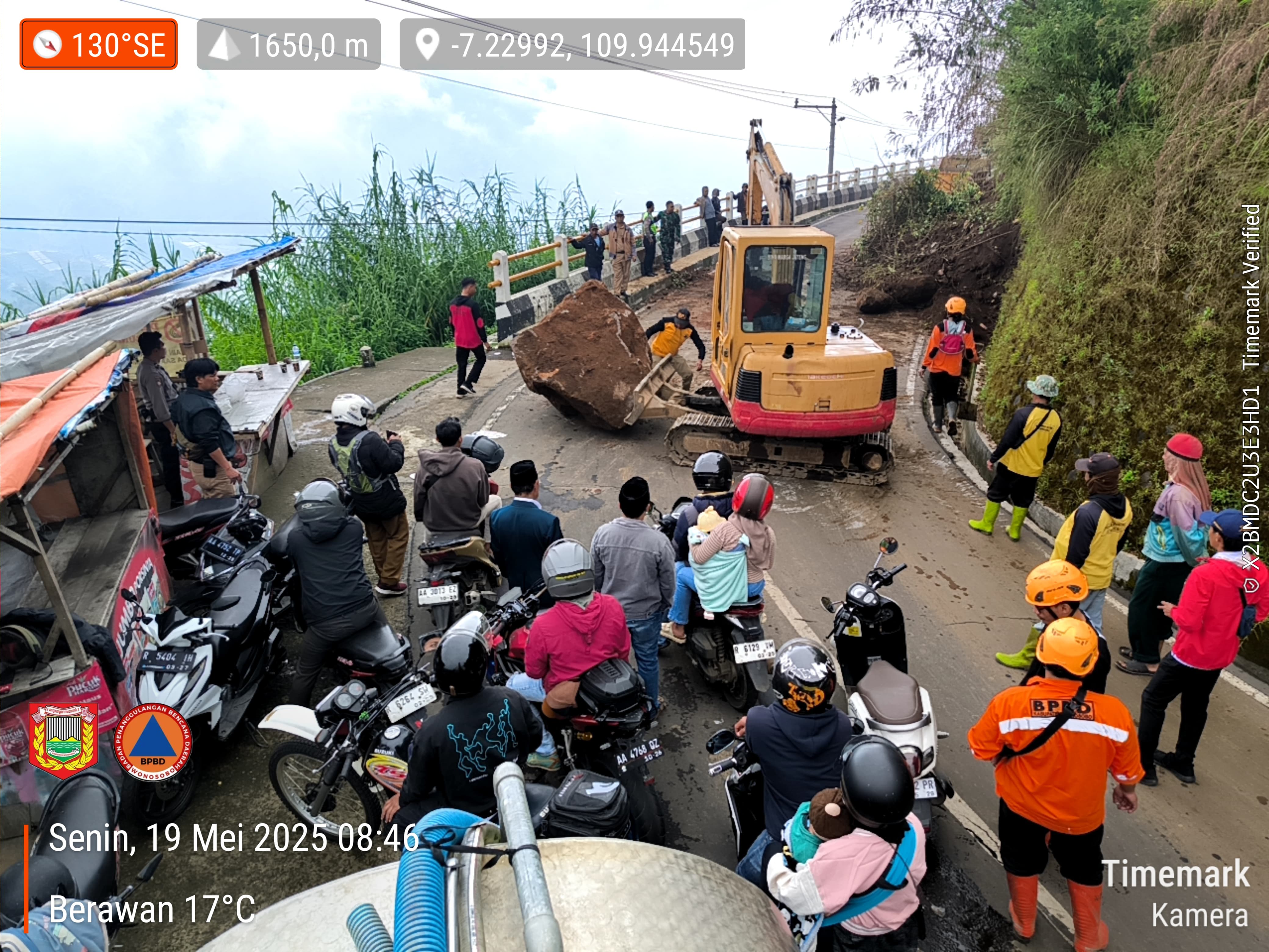 TANAH LONGSOR TUTUP AKSES JALAN WONOSOBO–DIENG, LALU LINTAS SEMPAT LUMPUH