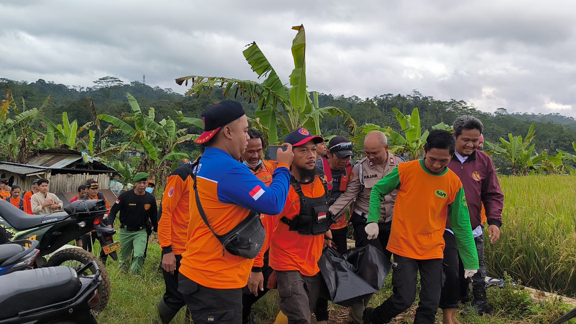 KORBAN TENGGELAM DI SUNGAI SERAYU DITEMUKAN DALAM KEADAAN MENINGGAL DUNIA