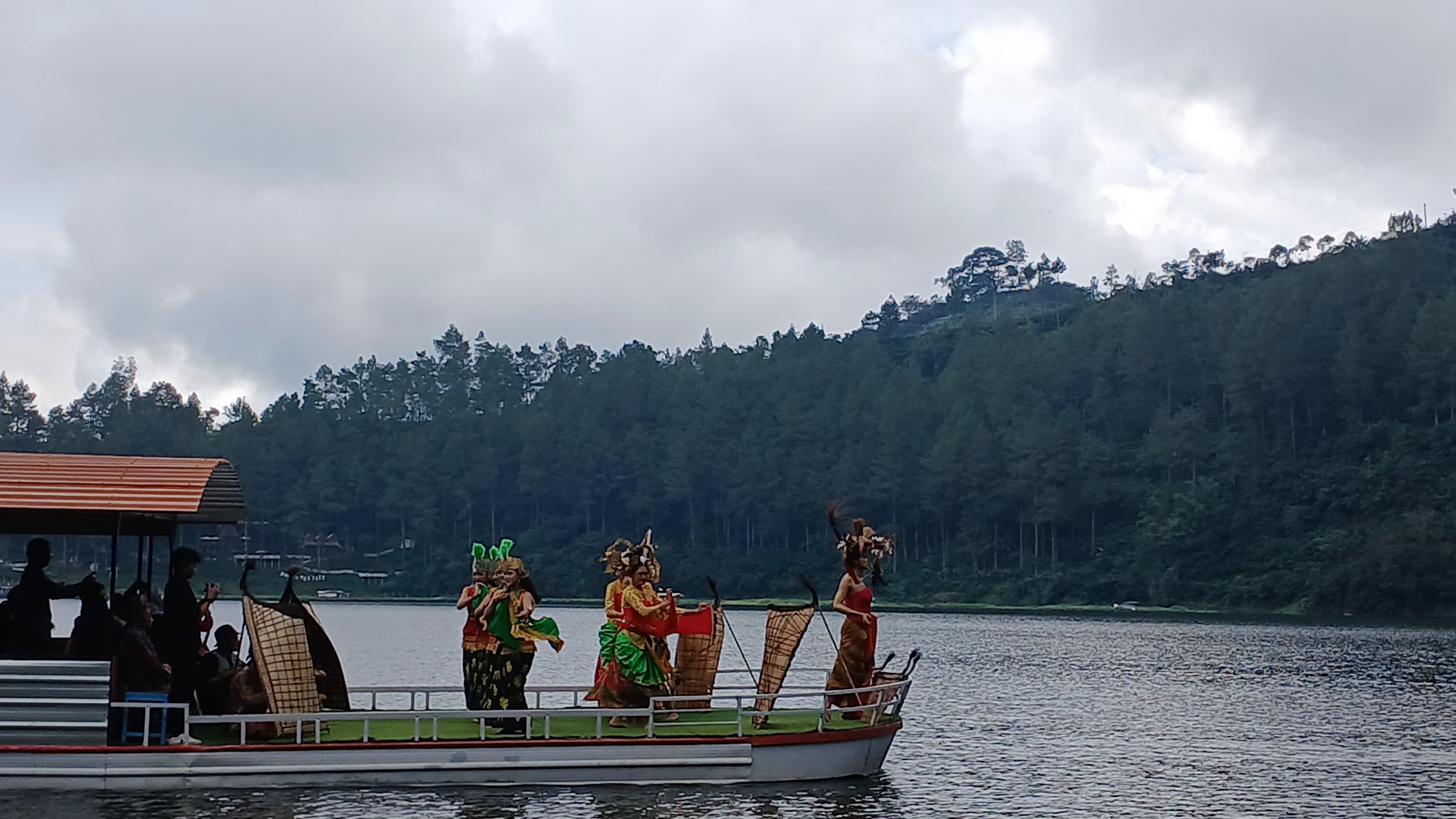 NGESTI LARAS SUKSES GELAR PENTAS LENGGER DAN BUNDENGAN DI ATAS TELAGA MENJER