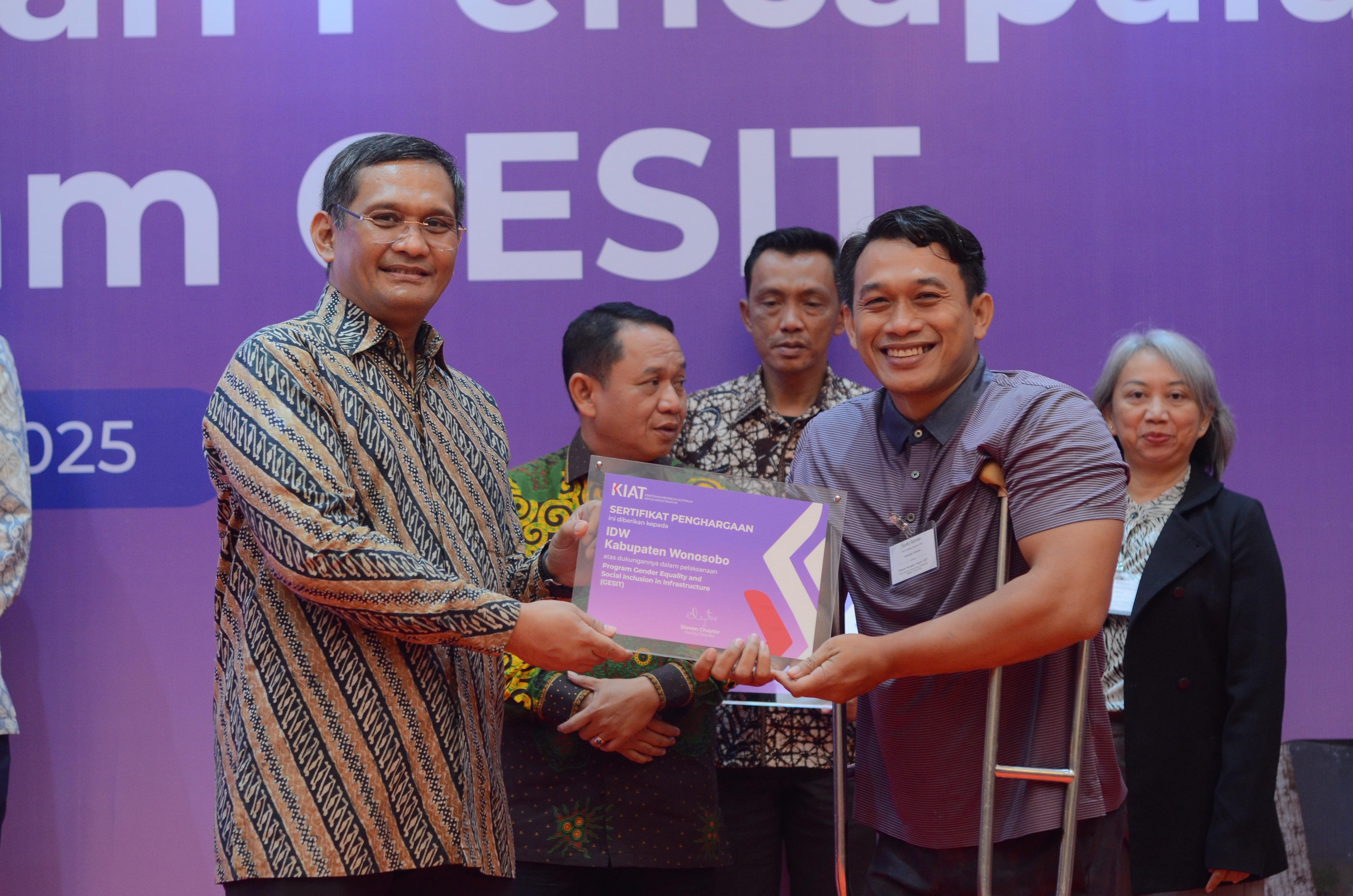 WONOSOBO TERIMA PENGHARGAAN DARI GESIT ATAS KOMITMEN DUKUNG PEMBANGUNAN INFRASTRUKTUR INKLUSIF