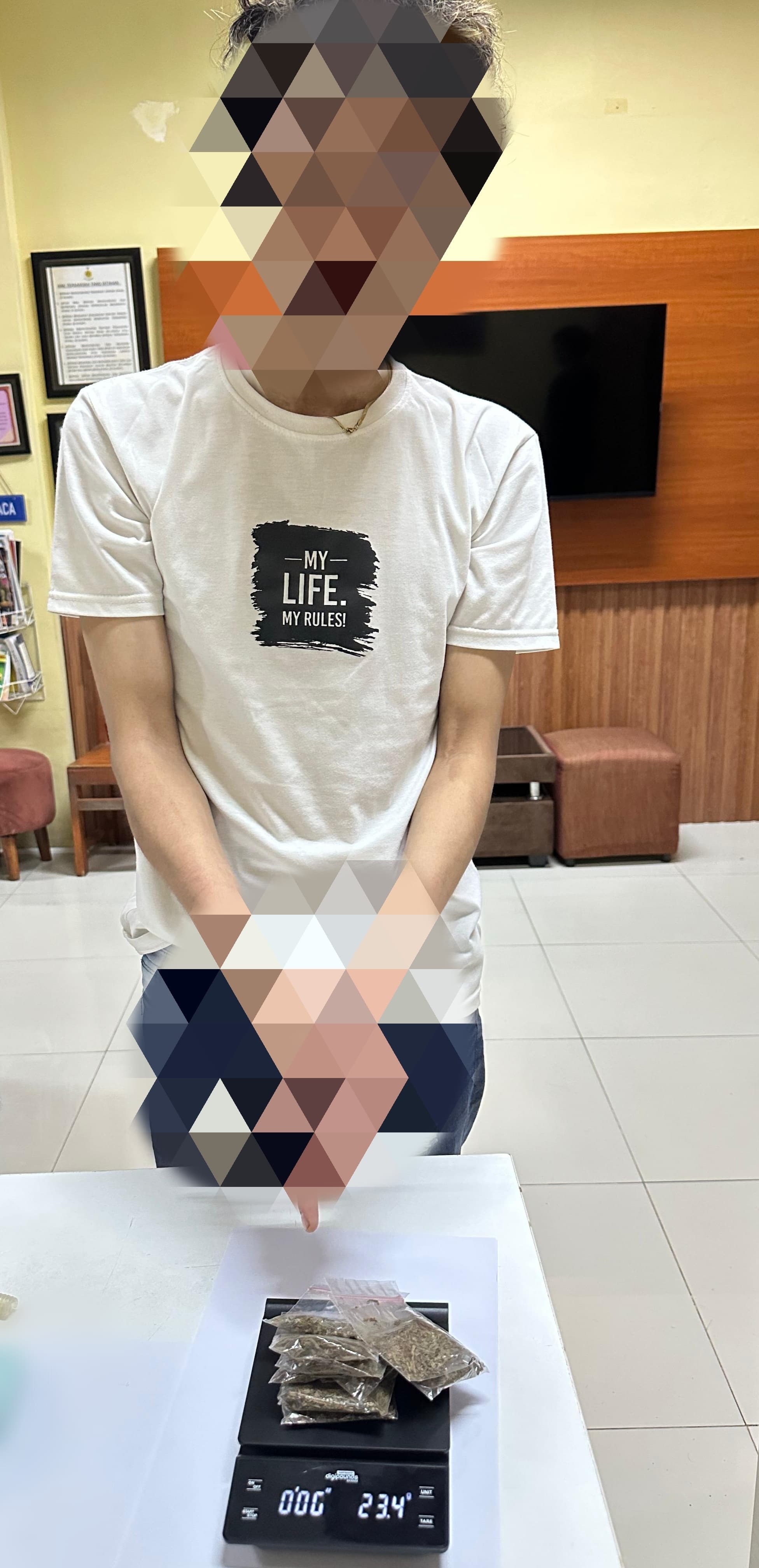 KETAHUAN PAKAI GANJA DI TAMAN, SEORANG WARGA DIAMANKAN