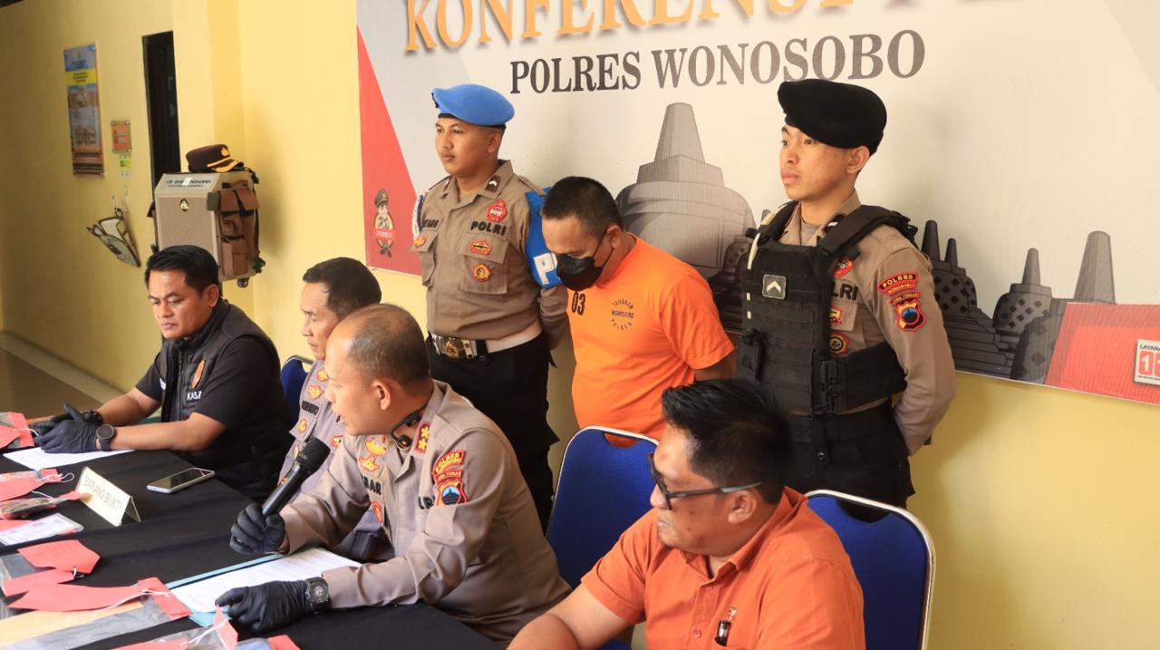 POLRES WONOSOBO AMANKAN PRIA YANG MENGAKU WARTAWAN DAN DIDUGA PERAS KADES