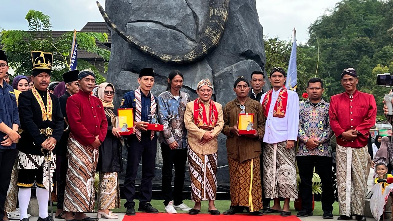 TEJO ARIANTO SENIMAN BIAWAK WONOSOBO TERIMA PENGHARGAAN BERGENGSI DARI ISI SURAKARTA