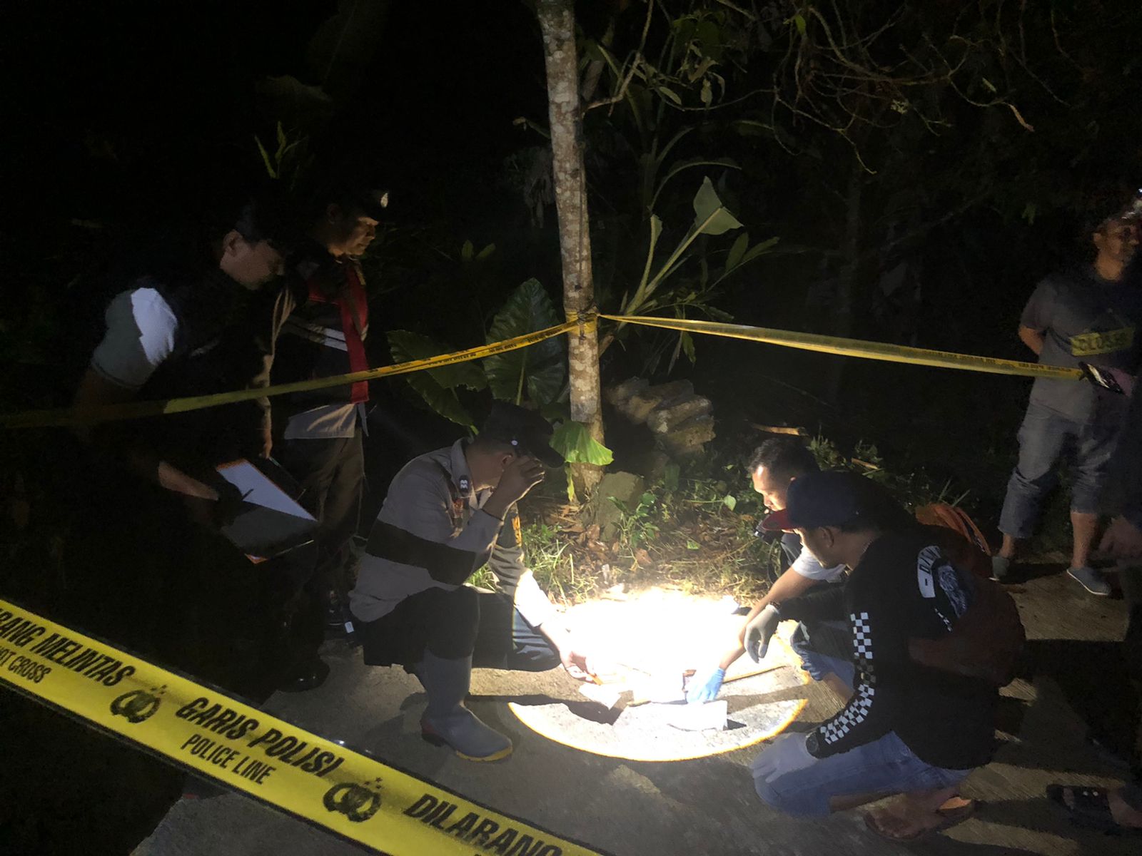 POLISI SELIDIKI PENEMUAN JANIN DI PINGGIR JALAN KALIKAJAR