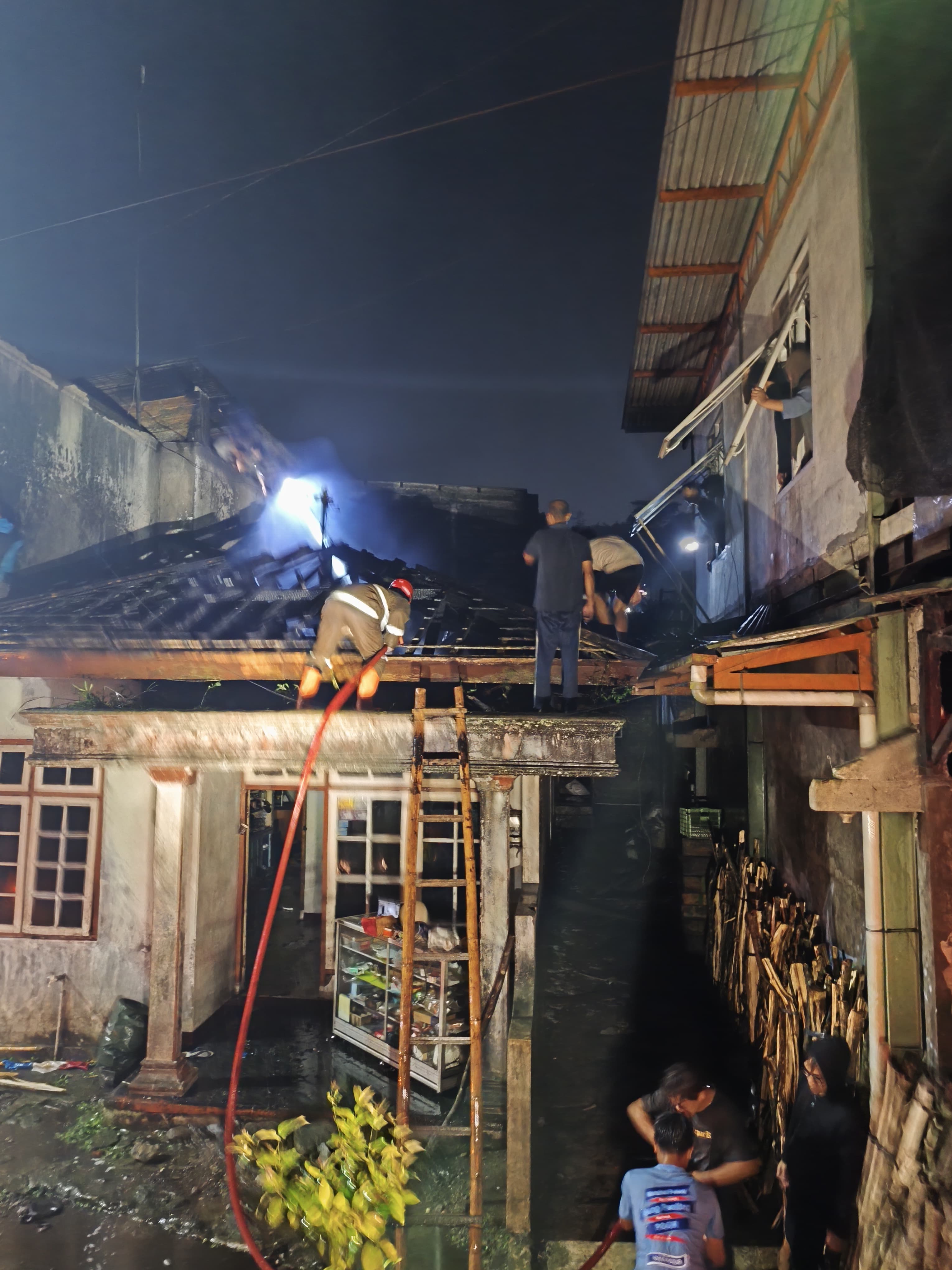 KEBAKARAN HANGUSKAN RUMAH DAN PABRIK TAHU DI WATUMALANG, KERUGIAN CAPAI RATUSAN JUTA