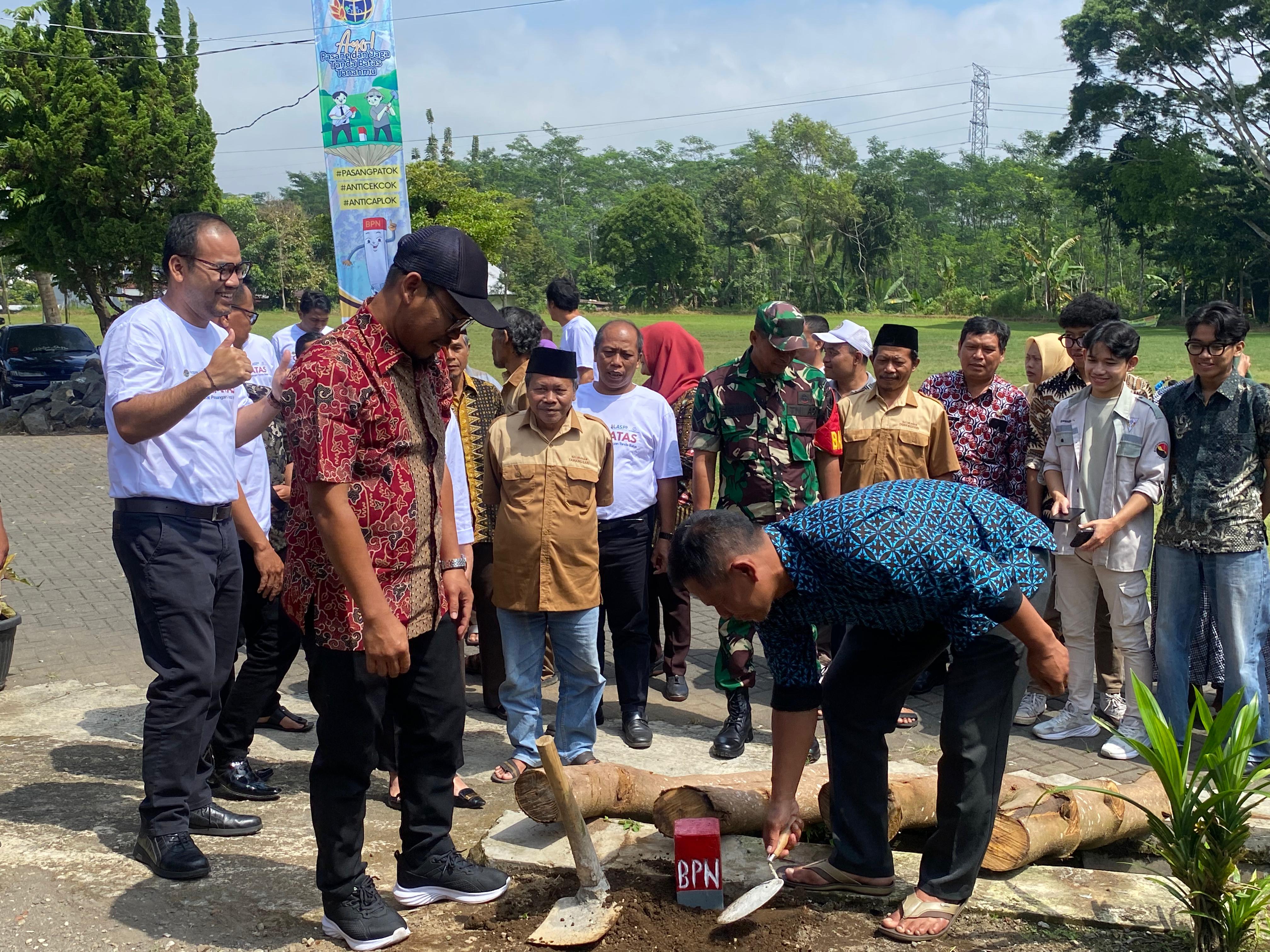 KANTAH WONOSOBO AJAK MASYARAKAT PASANG TANDA BATAS TANAH UNTUK CEGAH CEKCOK CAPLOK