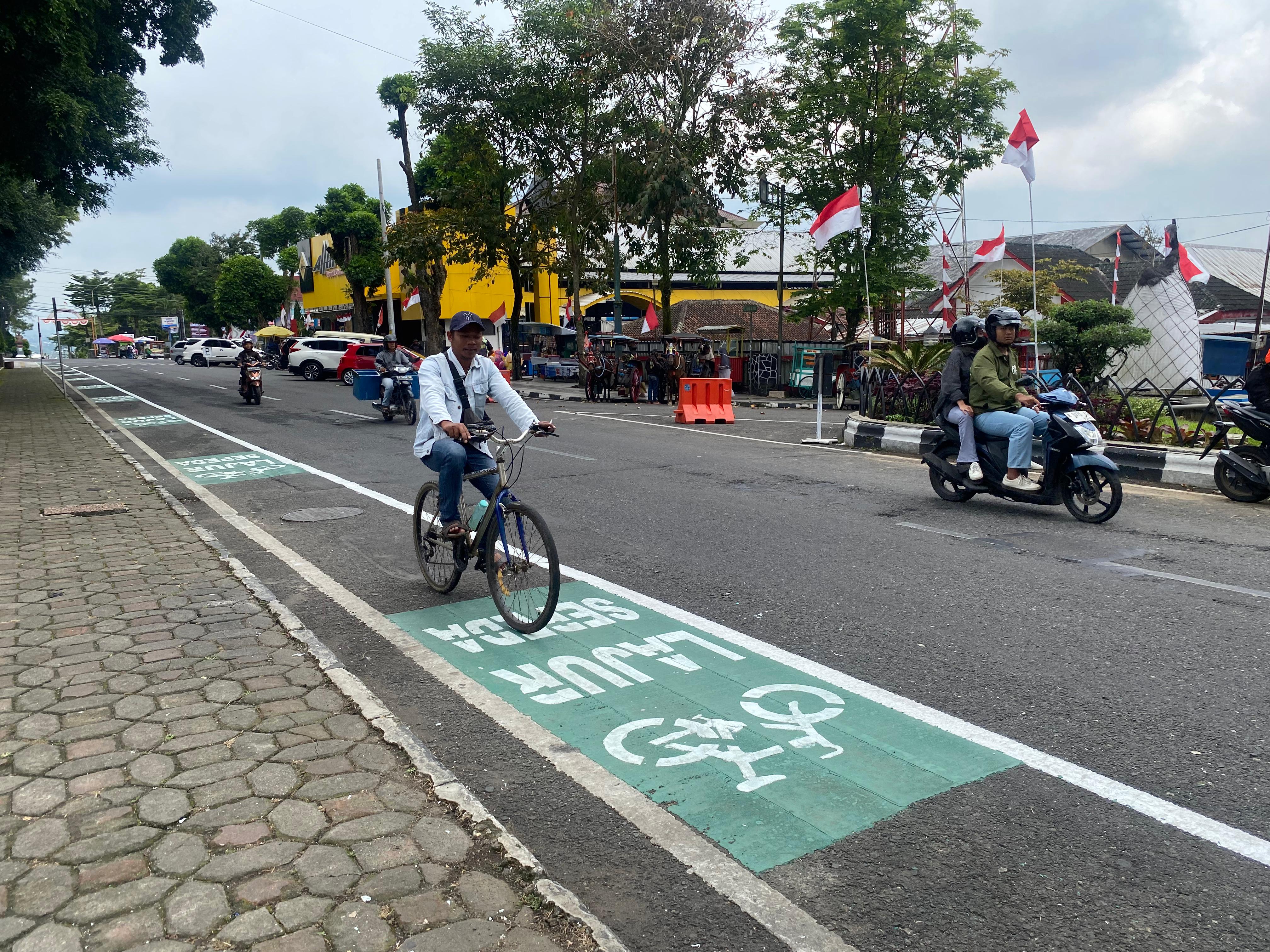 MASYARAKAT BISA NIKMATI LAJUR SEPEDA DI ALUN-ALUN DAN SEKITARNYA