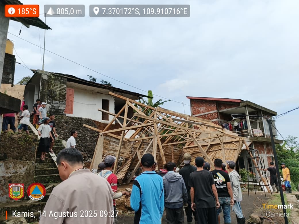 SENDERAN SETINGGI TIGA MATER AMBRUK TIMPA RUMAH WARGA