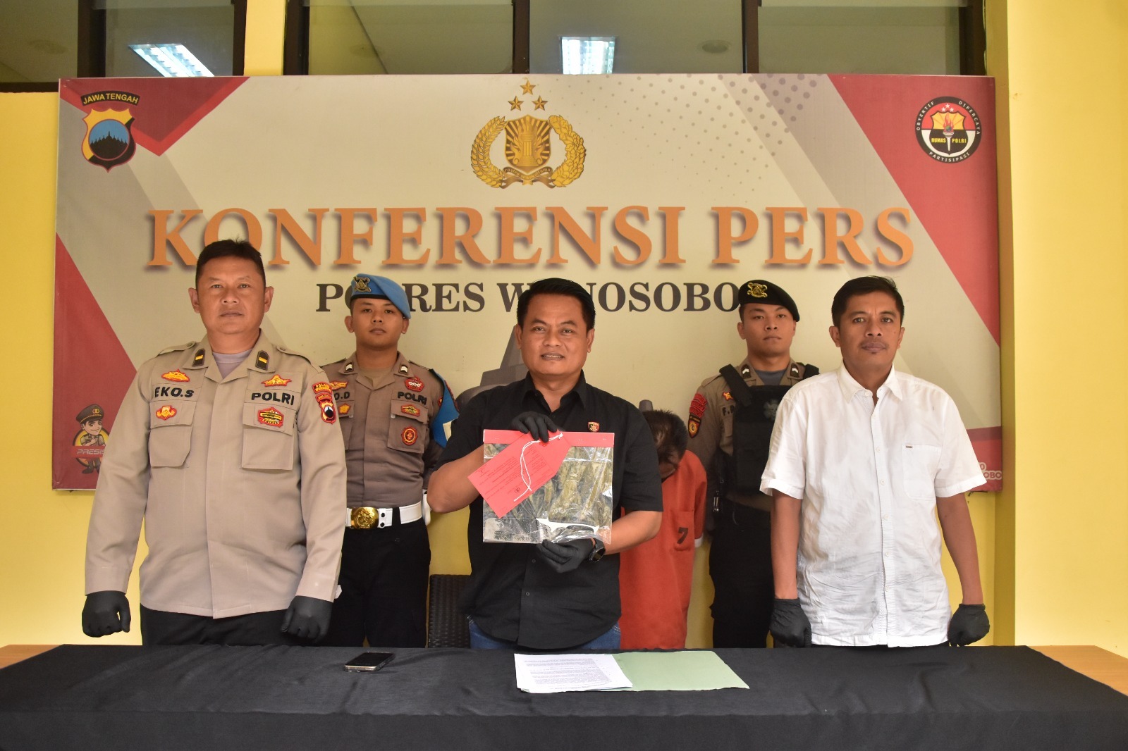 TAK TERIMA DITEGUR, SEORANG PRIA ANCAM ISTRI DENGAN PISAU