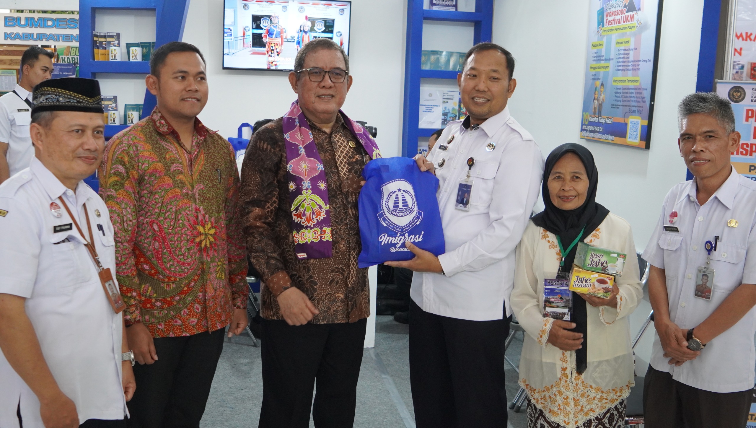 Imigrasi Wonosobo Hadir di Wonosobo Festival UKM Expo 2025, Wakil Bupati Tukar Paspor ke E-Paspor