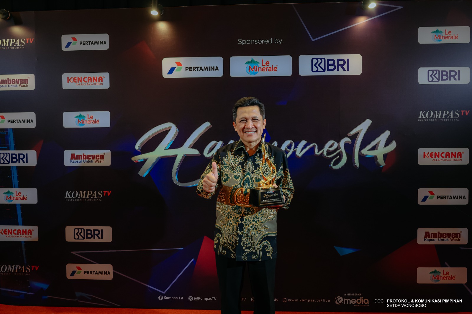 BUPATI WONOSOBO TERIMA PENGHARGAAN DAERAH PEDULI EKONOMI KREATIF DARI KOMPAS TV