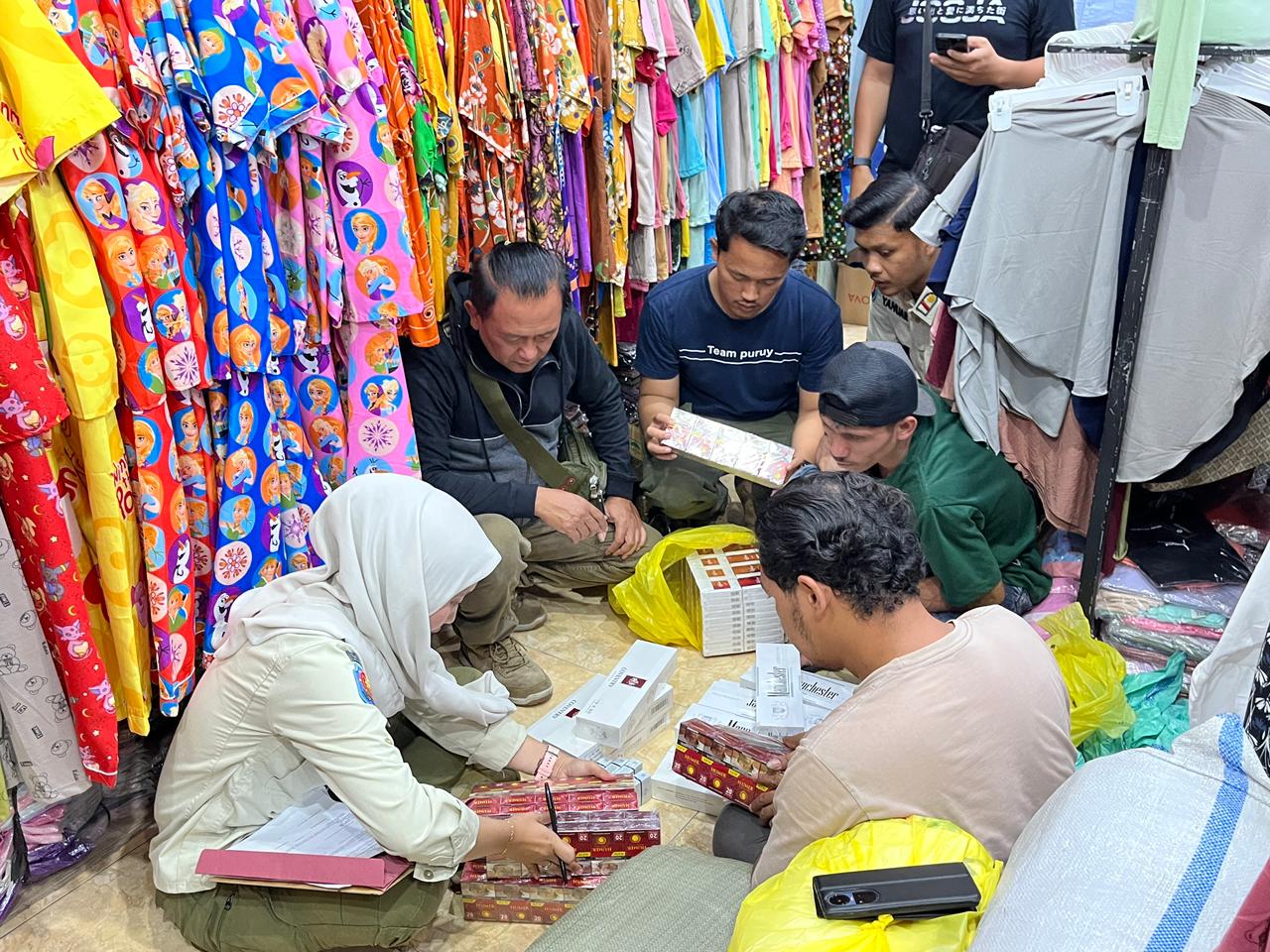 SATPOL PP WONOSONO AMANKAN 334 BUNGKUS ROKOK ILEGAL