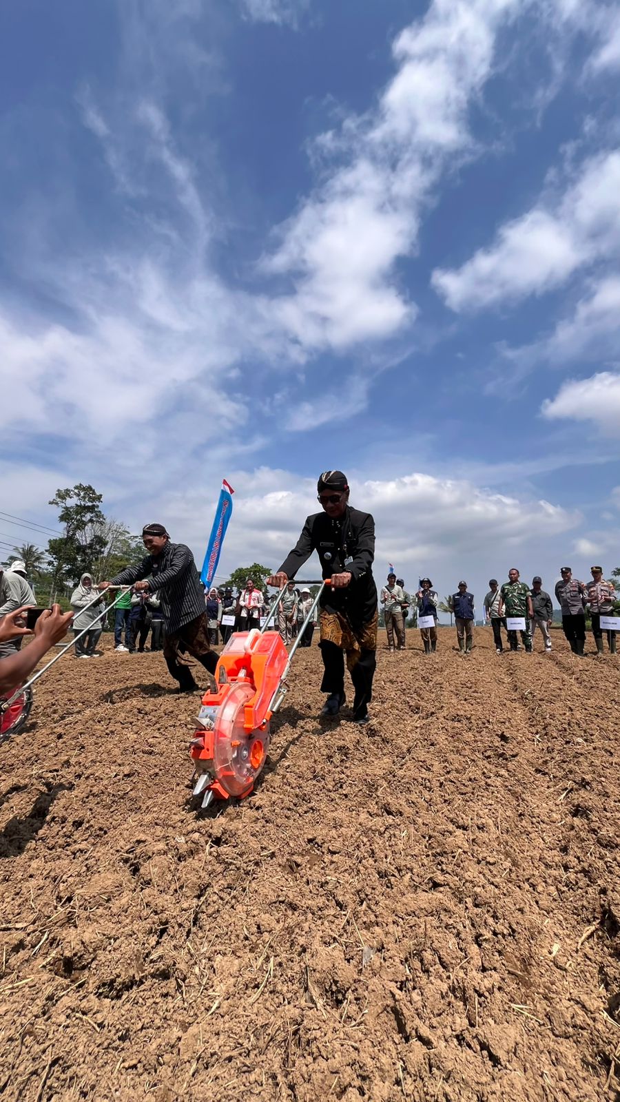 BUMDESMA LEKSONO TANAM JAGUNG BERSAMA DI 10 HEKTAR LAHAN PADA ENAM DESA