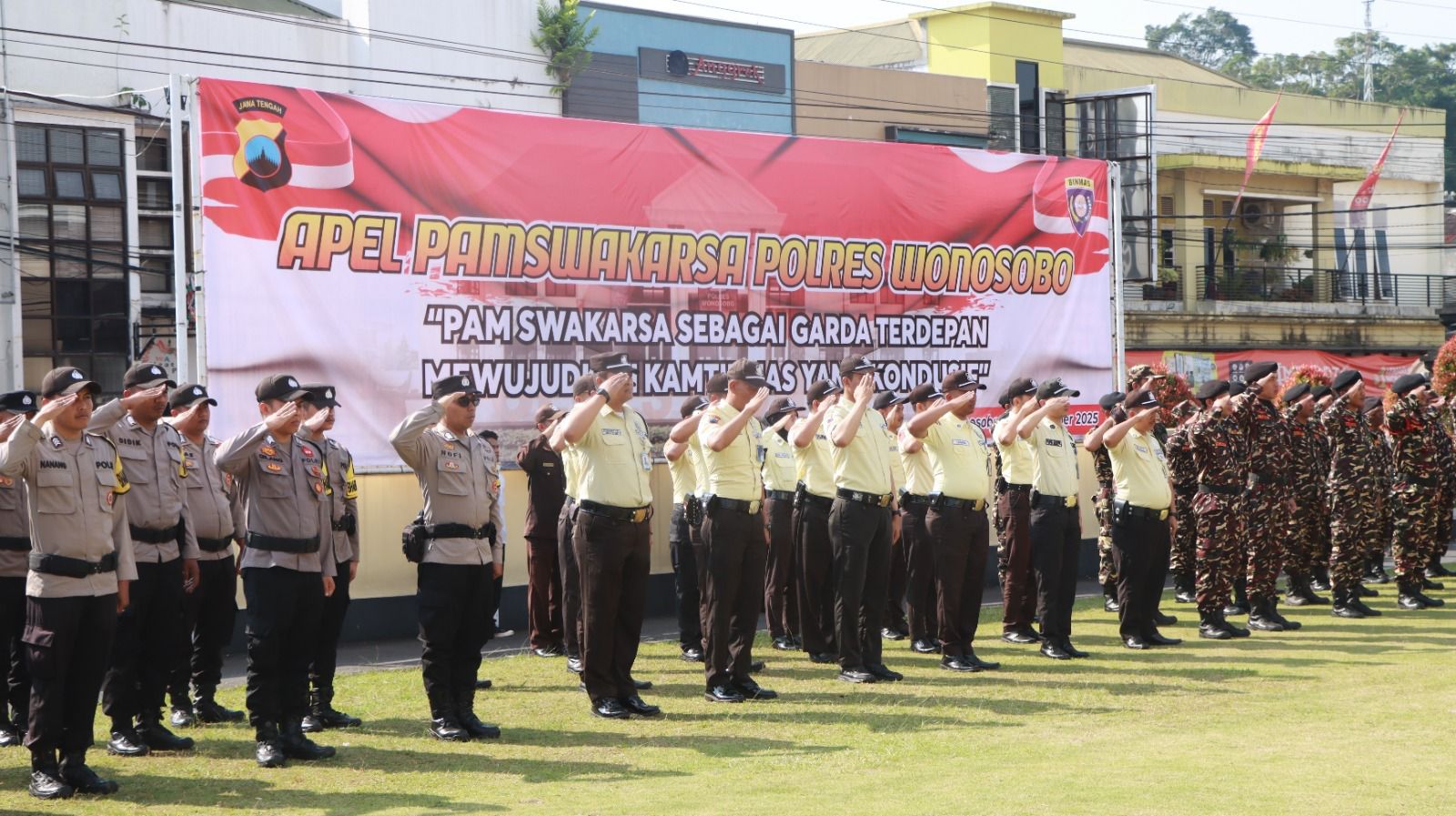 PAM SWAKARSA JADI GARDA TERDEPAN DALAM MENJAGA KEAMANAN LINGKUNGAN