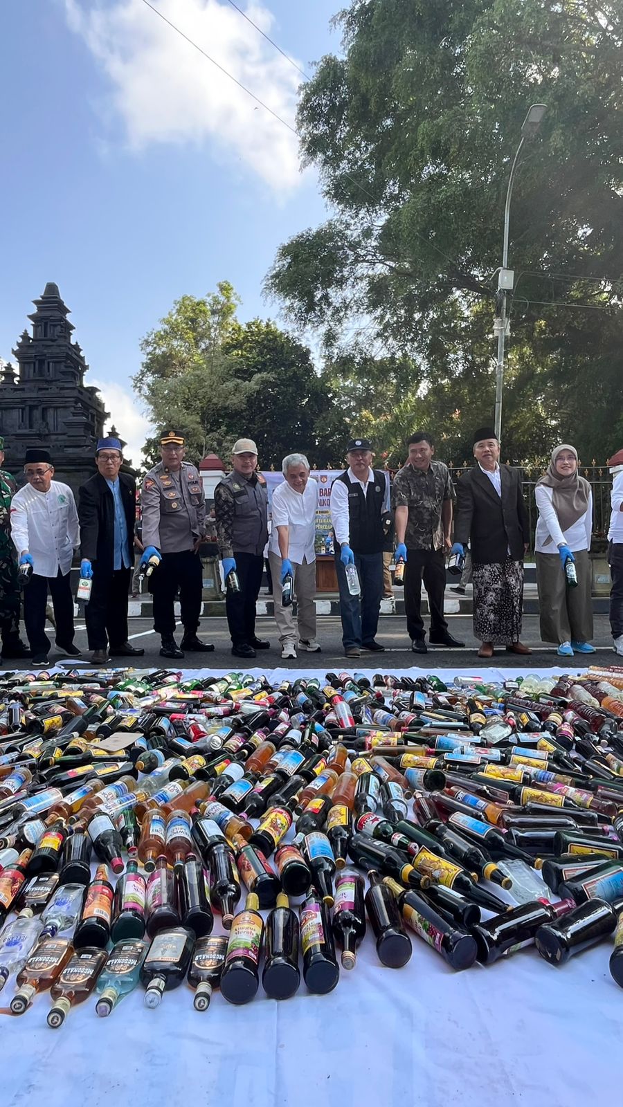 PEMKAB WONOSOBO MUSNAHKAN 1038 MINUMAN BERALKOHOL YANG DIJUAL TANPA IJIN