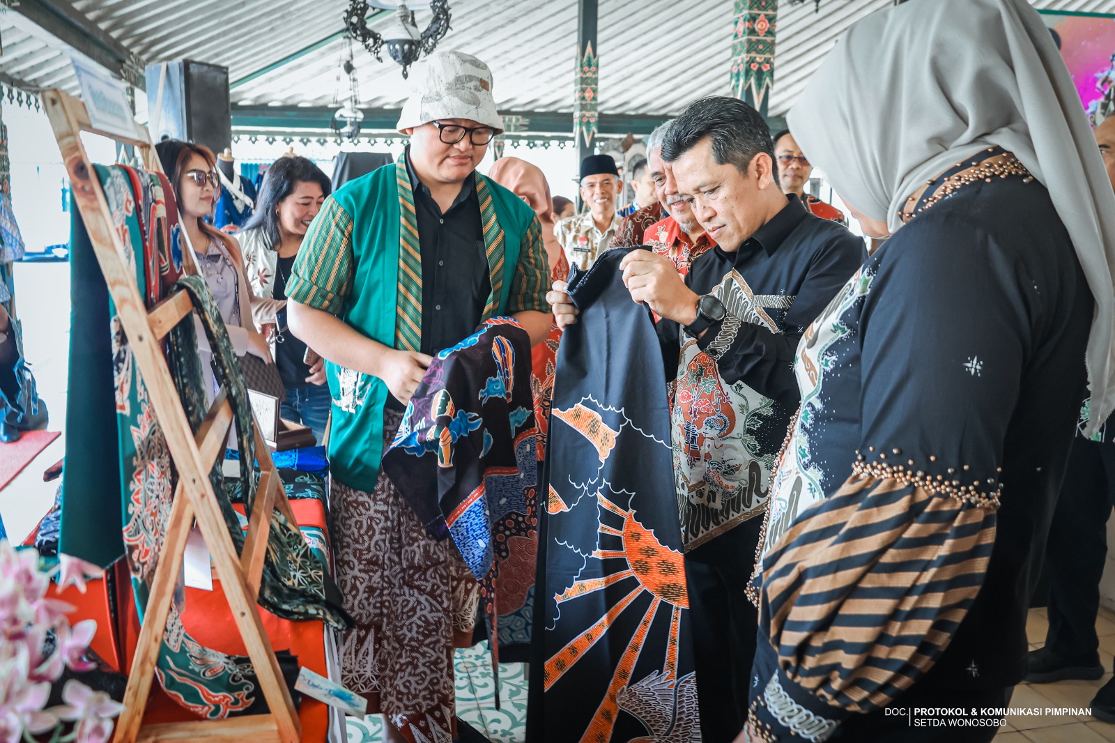 BUPATI WONOSOBO DORONG PELAKU BATIK TERUS BERINOVASI DAN BERKOLABORASI