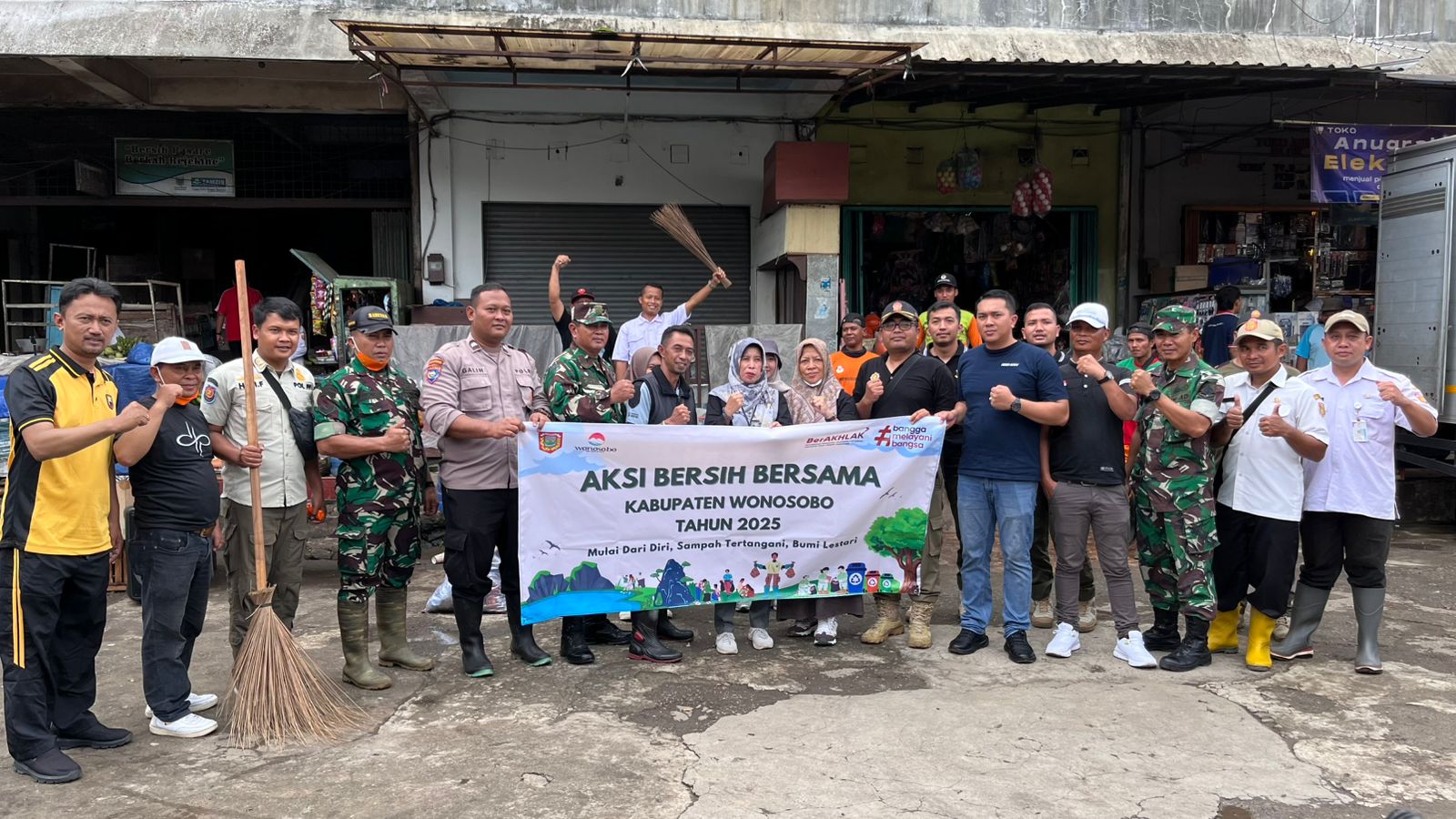 DARI PASAR KERTEK, AKSI BERSIH SPONTAN OPD SIAP BERLANJUT KE WILAYAH LAIN