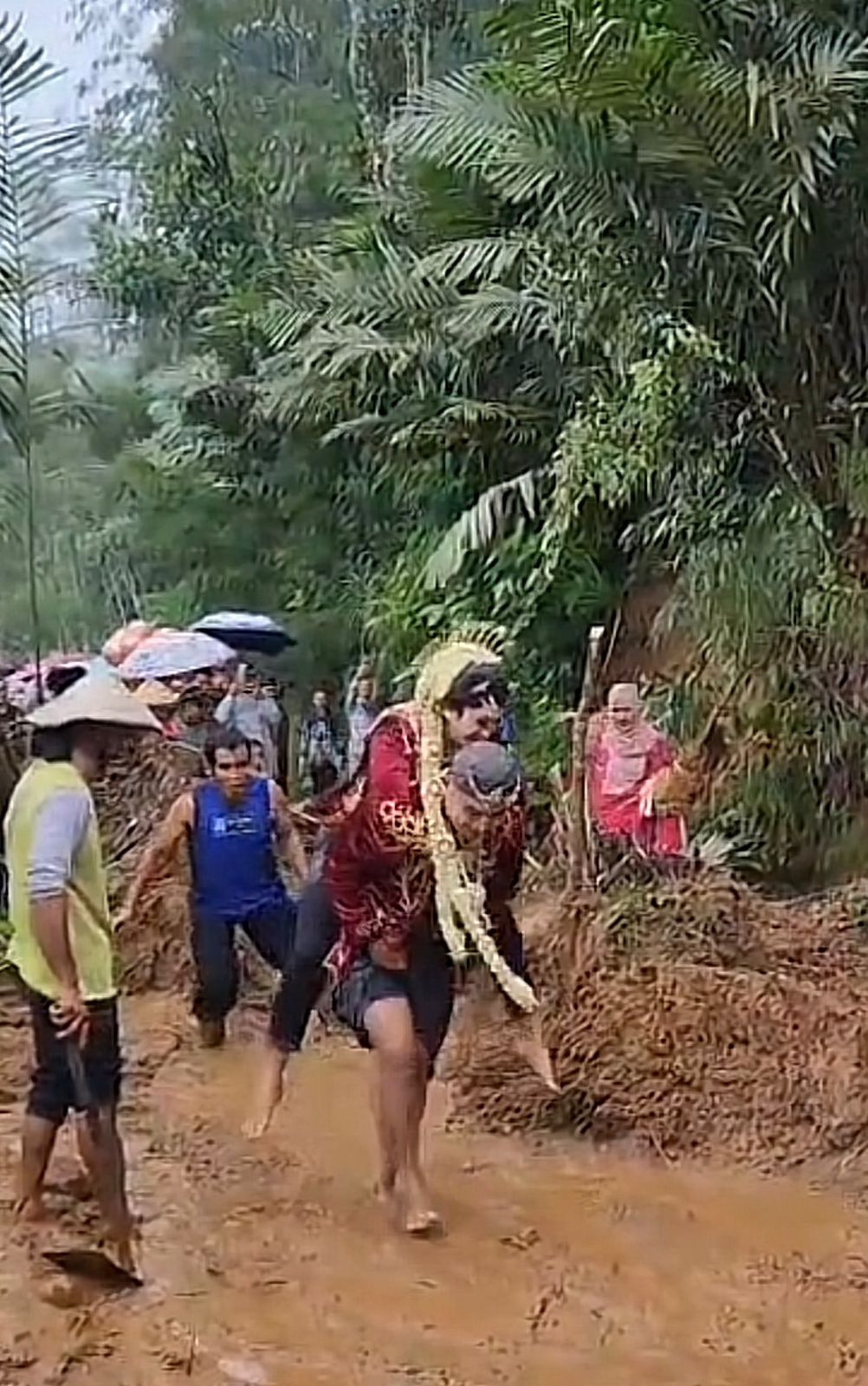 VIDEO PENGANTIN LEWATI TANAH LONGSOR DI DESA LUMAJANG VIRAL DI MEDIA SOSIAL