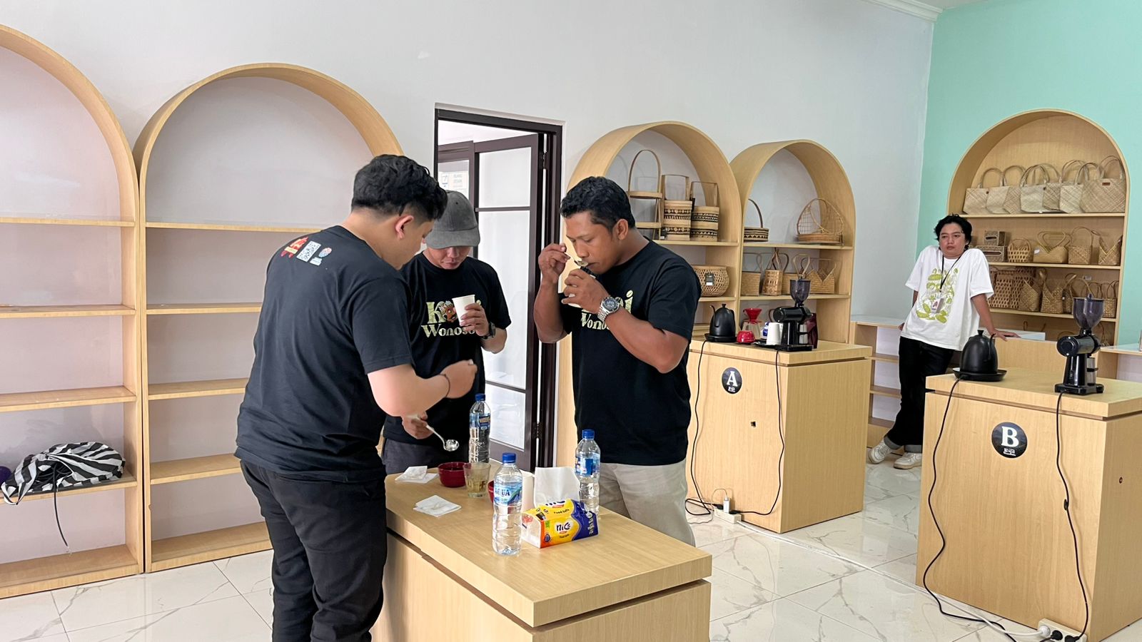 PULUHAN PEGIAT KOPI UNJUK KEBOLEHAN DALAM FUN BATTLE V60 DI RUMAH KEMASAN KOPI WONOSOBO