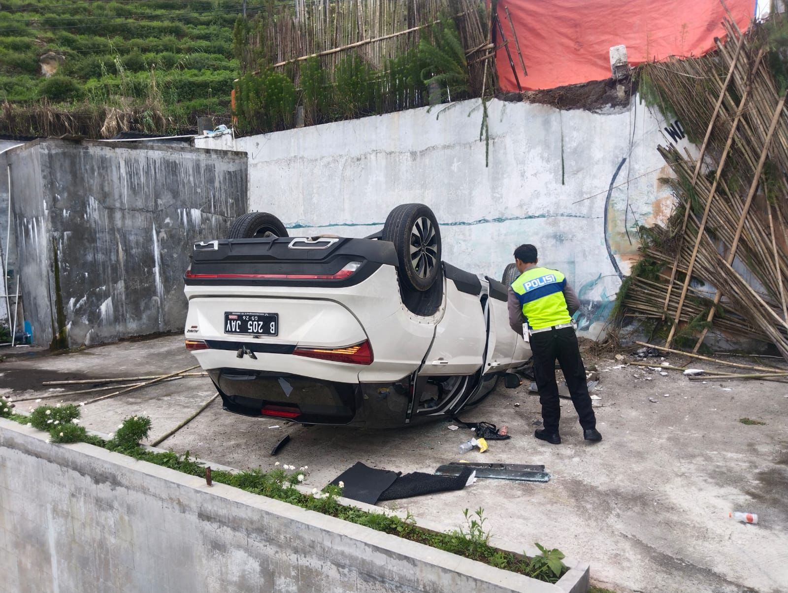 LAKA TUNGGAL DI KEJAJAR, SEBUAH MOBIL TERJUN KE AREA TAMAN WATU ANGKRUK