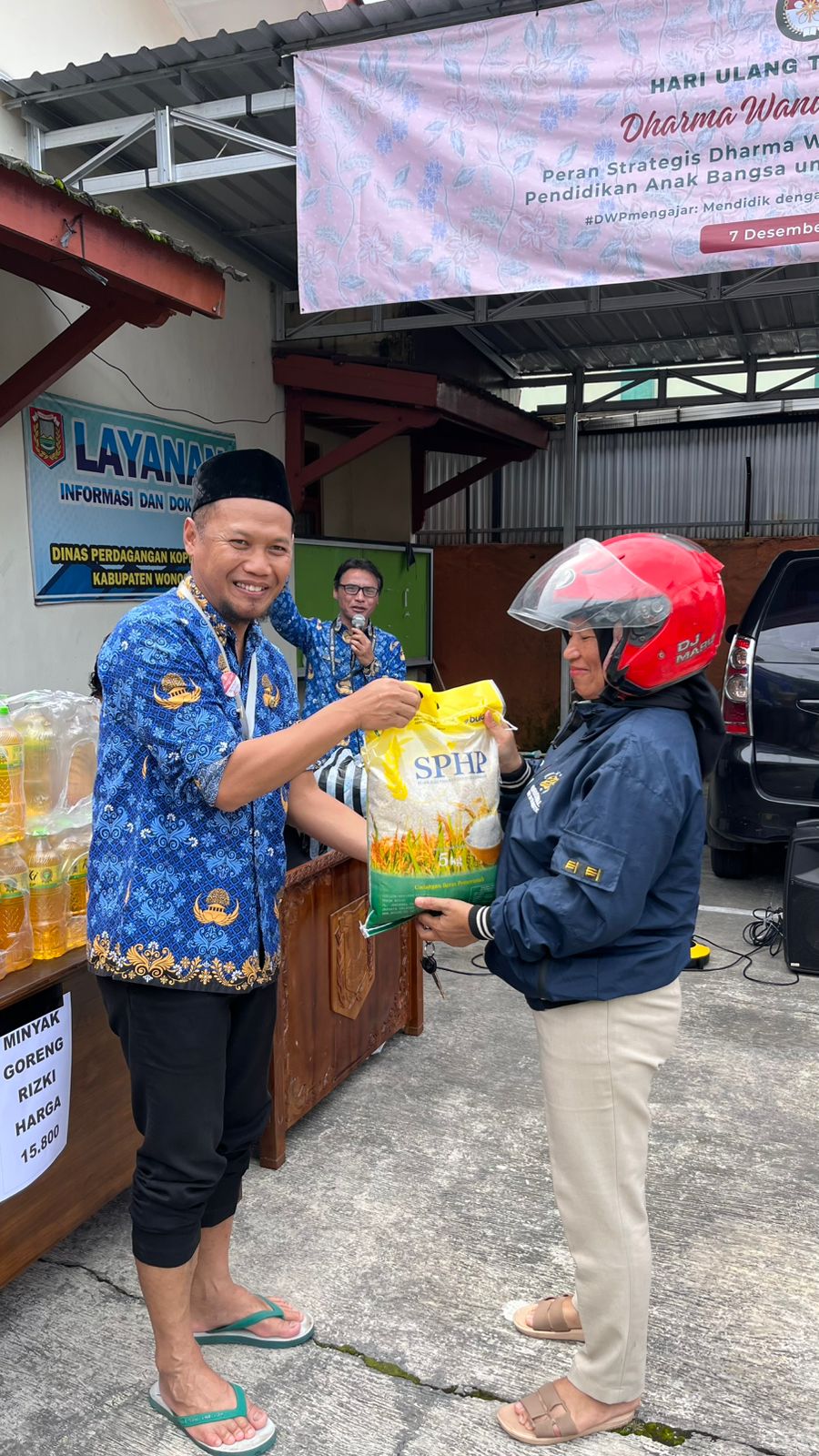 PASTIKAN KEBUTUHAN POKOK TERJANGKAU, DISDAGKOPUKM GELAR PASAR MURAH DI HALAMAN KANTOR