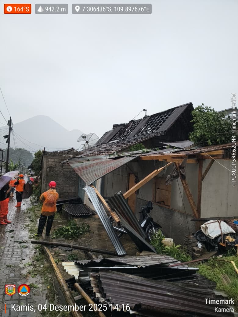 34 RUMAH RUSAK AKIBAT ANGIN PUTING BELIUNG DI KEBRENGAN
