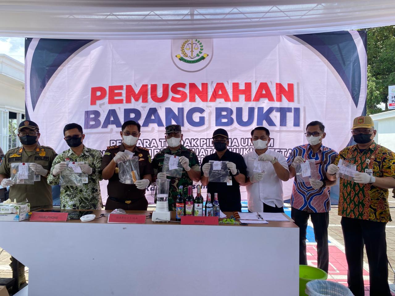 KEJAKSAAN NEGERI MUSNAHKAN BARANG BUKTI DARI 29 PERKARA TINDAK PIDANA UMUM