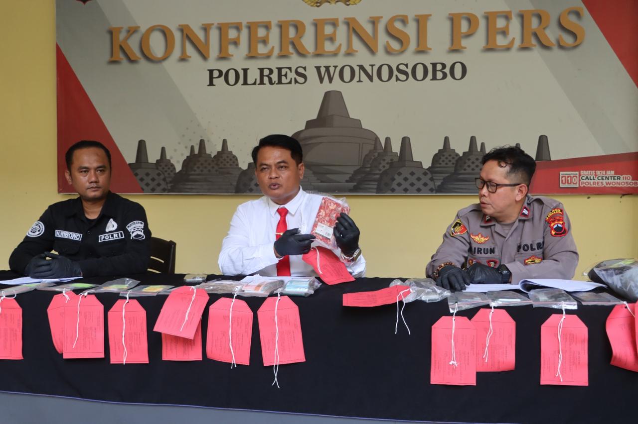 POLISI TANGKAP SINDIKAT EMAS PALSU LINTAS PROVINSI DI WONOSOBO
