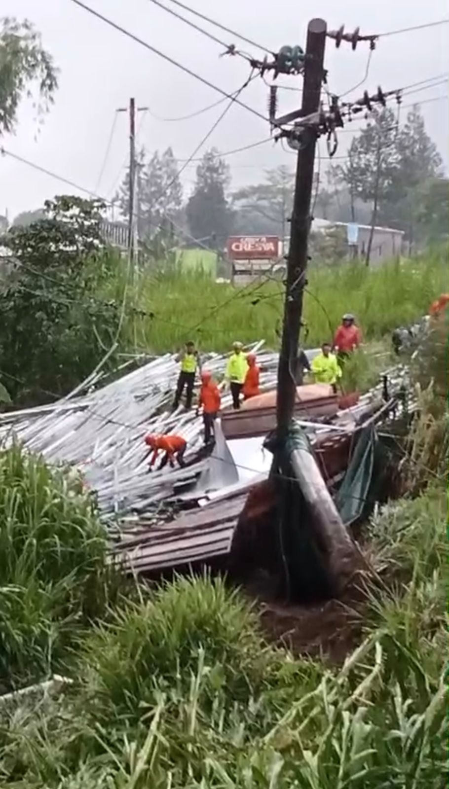 TRUK BERMUATAN BAJA ALAMI REM BLONG DI KERTEK, DUA  ORANG MENINGGAL DUNIA
